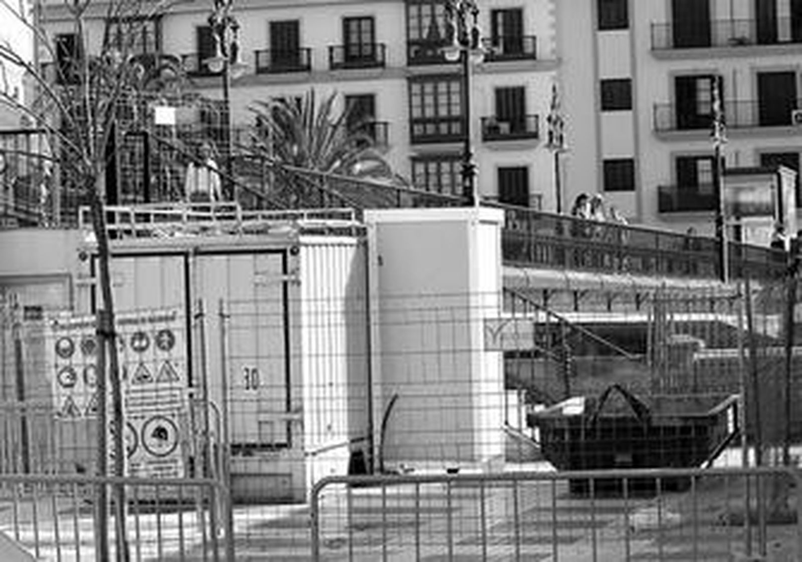 Aspecto que presenta uno de los accesos al puente, donde están comenzando los trabajos.