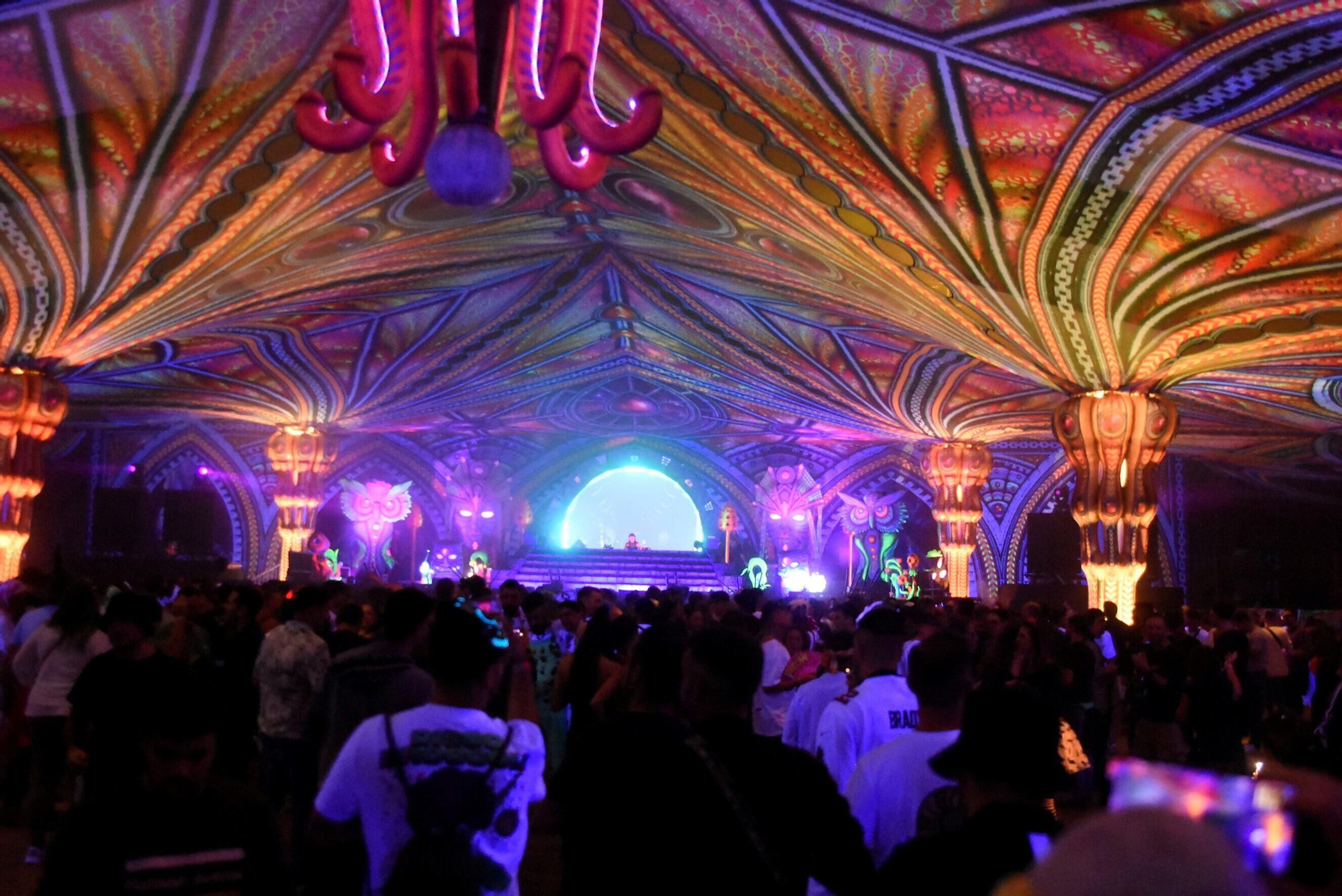 El festival Elrow reúne en Córdoba a miles de personas, en imágenes