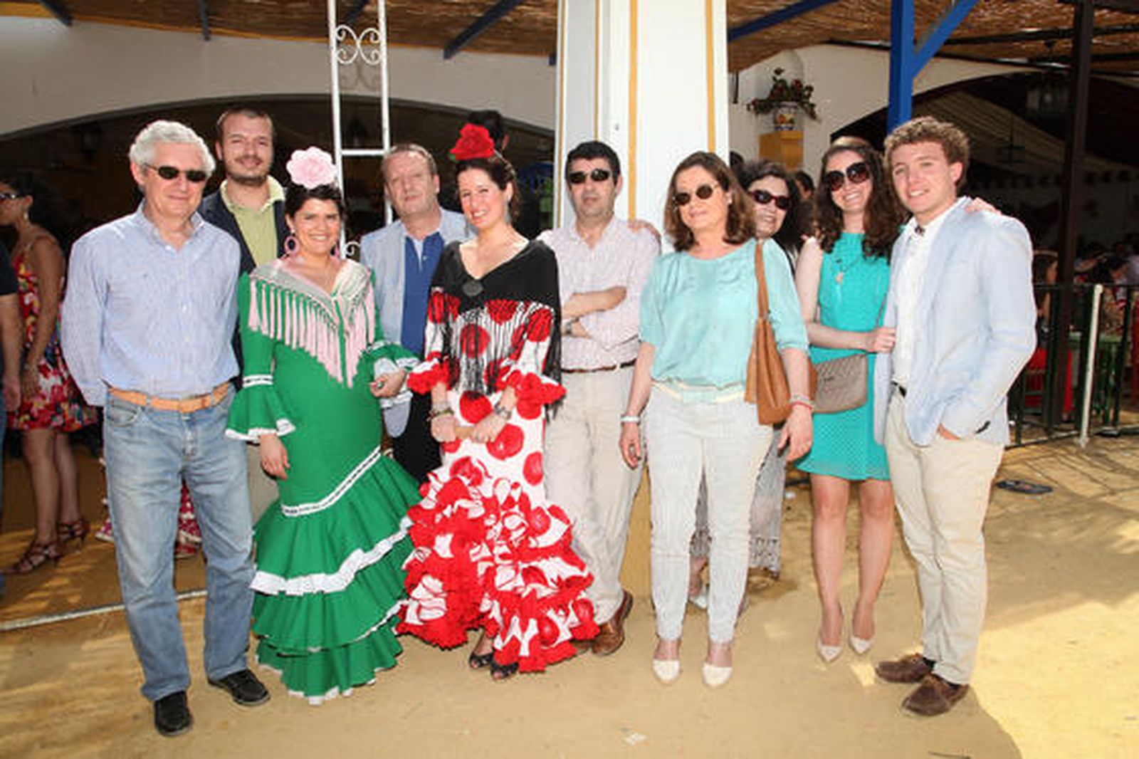 El consejero editorial de Grupo Joly, Rafael Padilla, junto a su familia frente a la caseta del Diario.

Foto: Vanesa Lobo