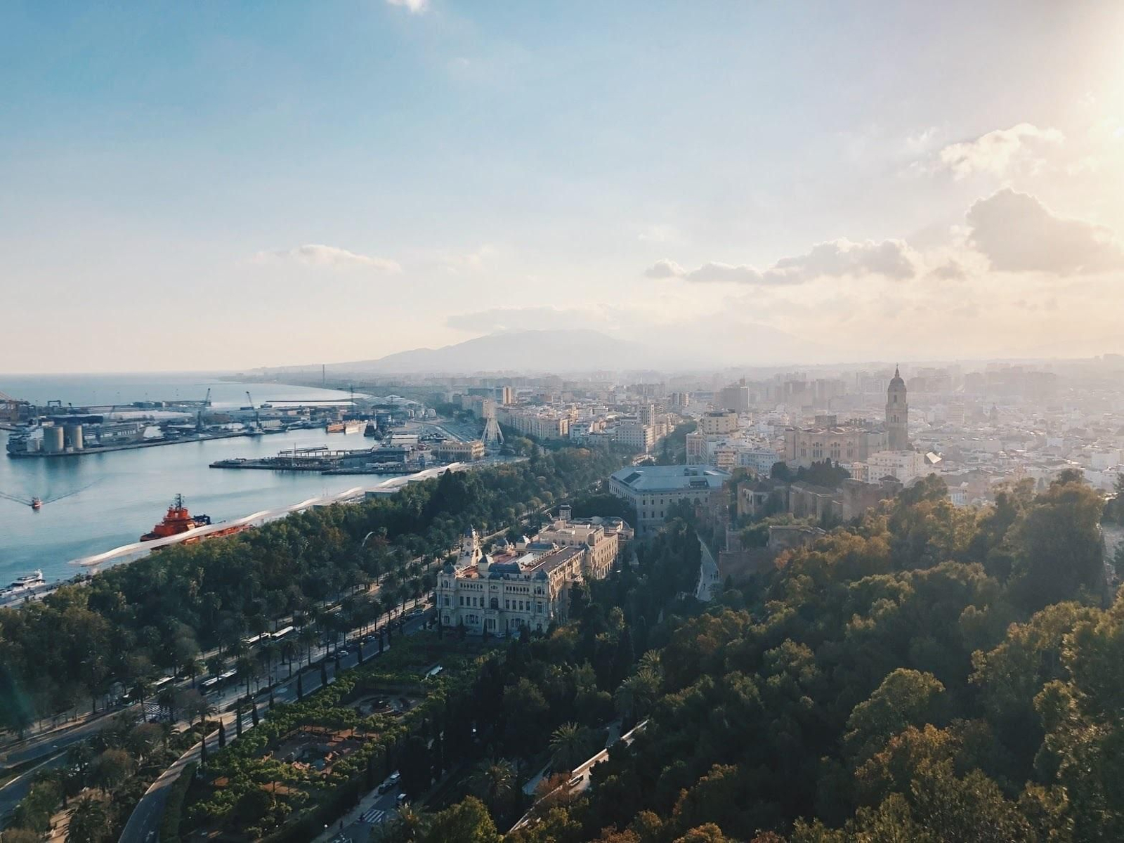 Visita Málaga de la mano de un guía experto y descubre todos sus tesoros Visita Málaga de la mano de un guía experto y descubre todos sus tesoros