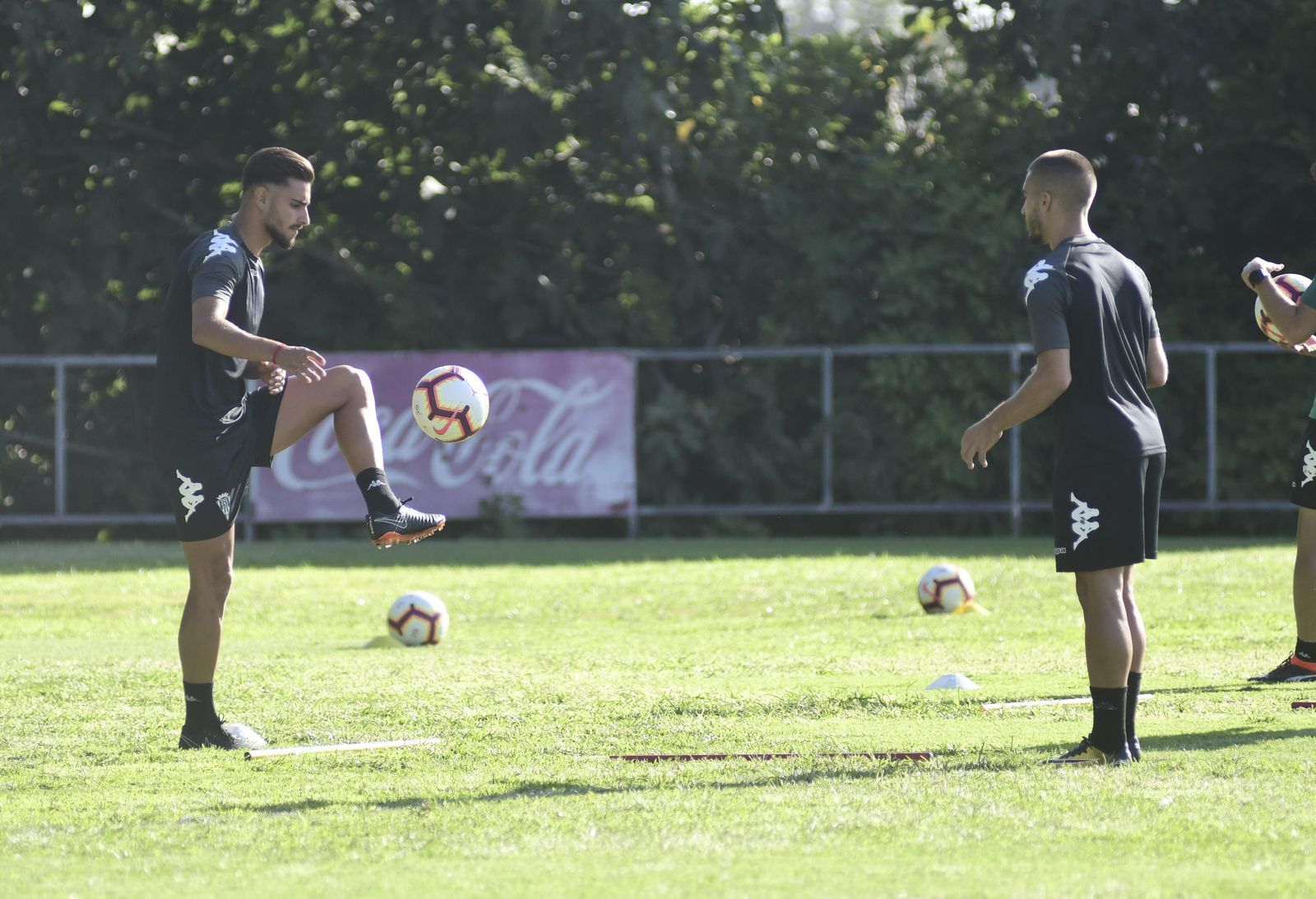 Luis Muñoz toca el balón durante un entrenamiento en la Ciudad Deportiva.