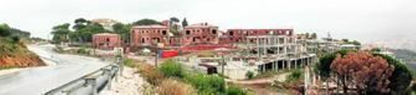 Una promoción de viviendas en obras y, aparentemente, abandonada en la subida a Mijas.