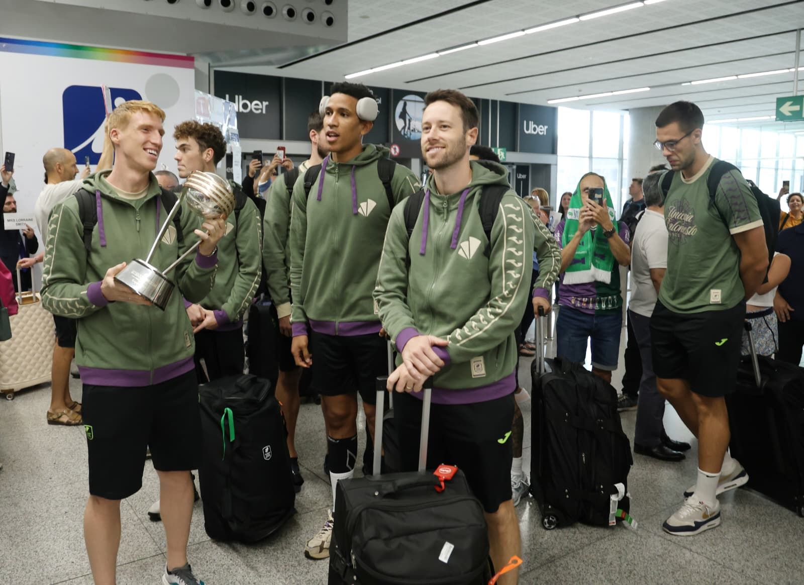 El Unicaja brinda la Copa Intercontinental con la afición