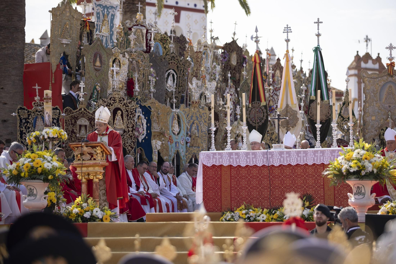 El Rocio 2023: Imágenes de la misa Pontifical del Domingo de Pentecostés