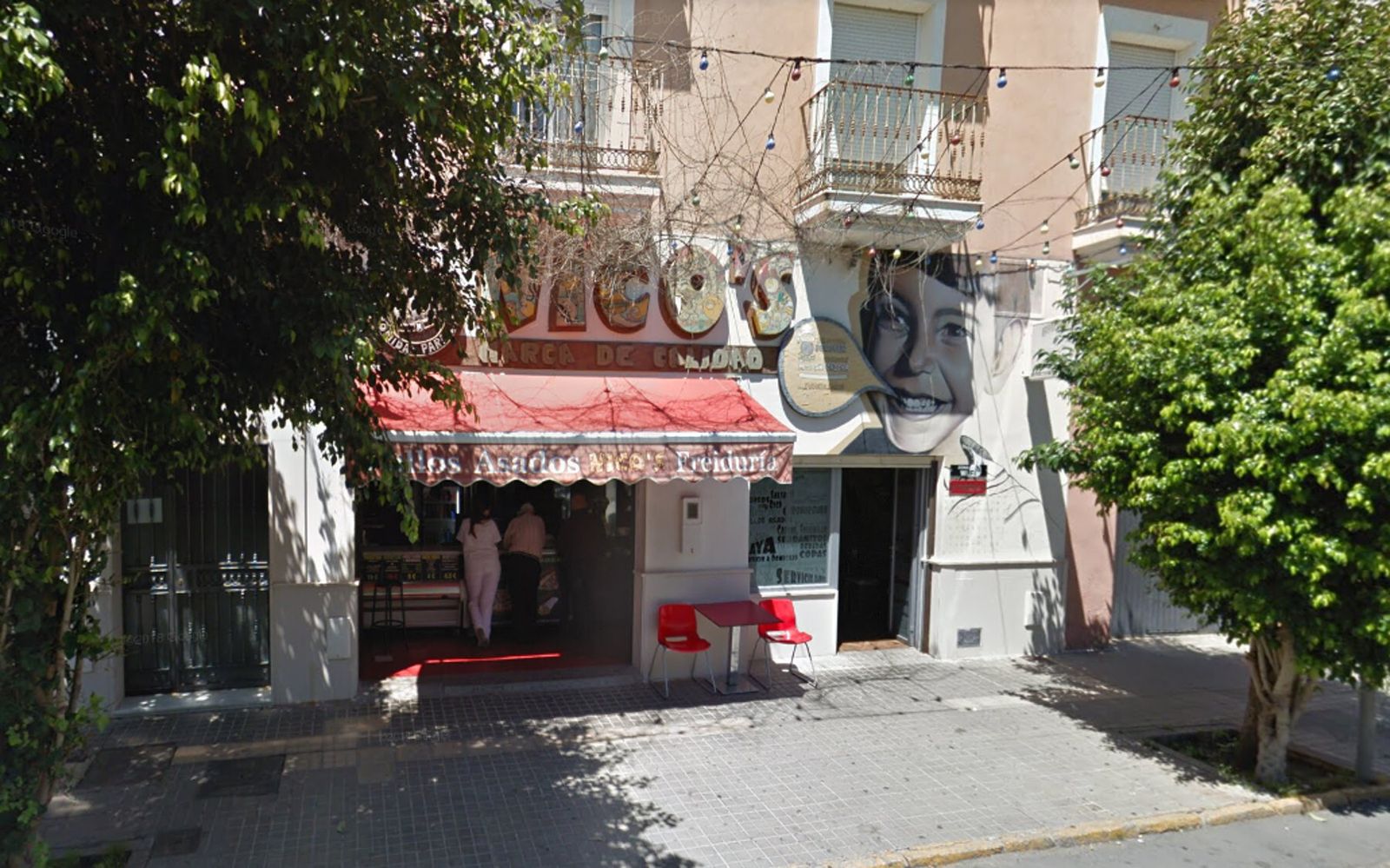 Fachada de la pollería Nico’s de Isla Cristina, donde se produjo el robo.