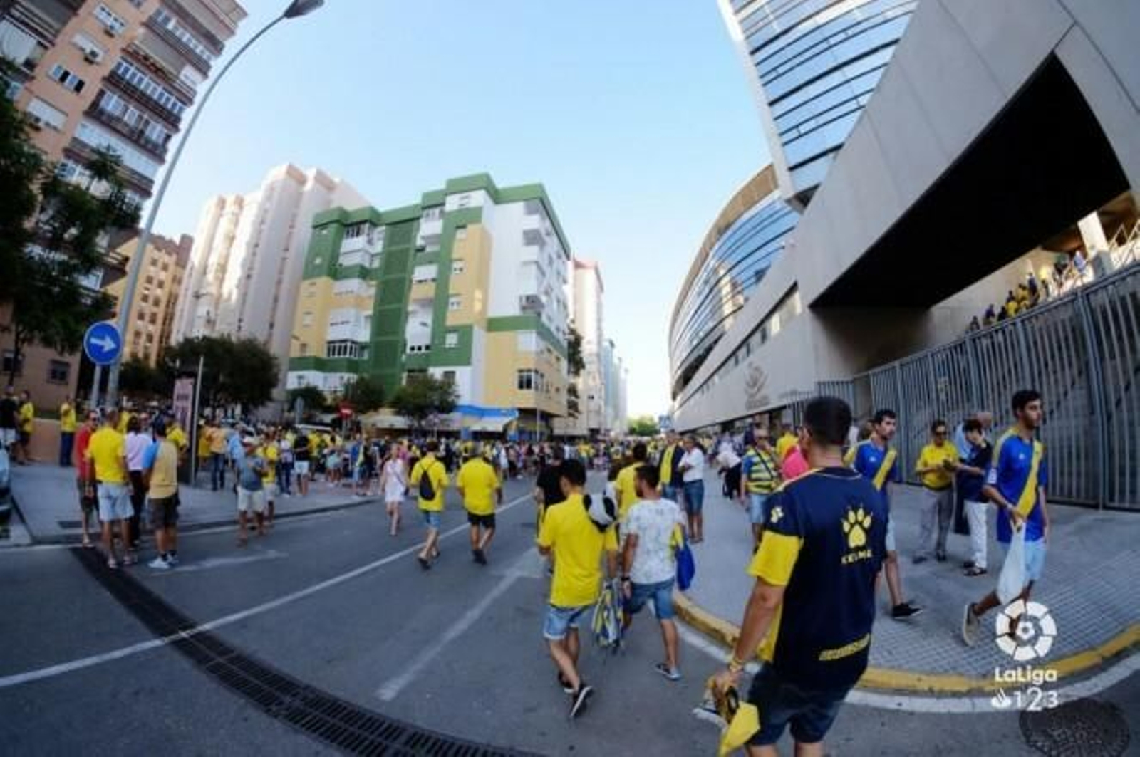 Numerosos aficionados en las inmediaciones de Carranza.
