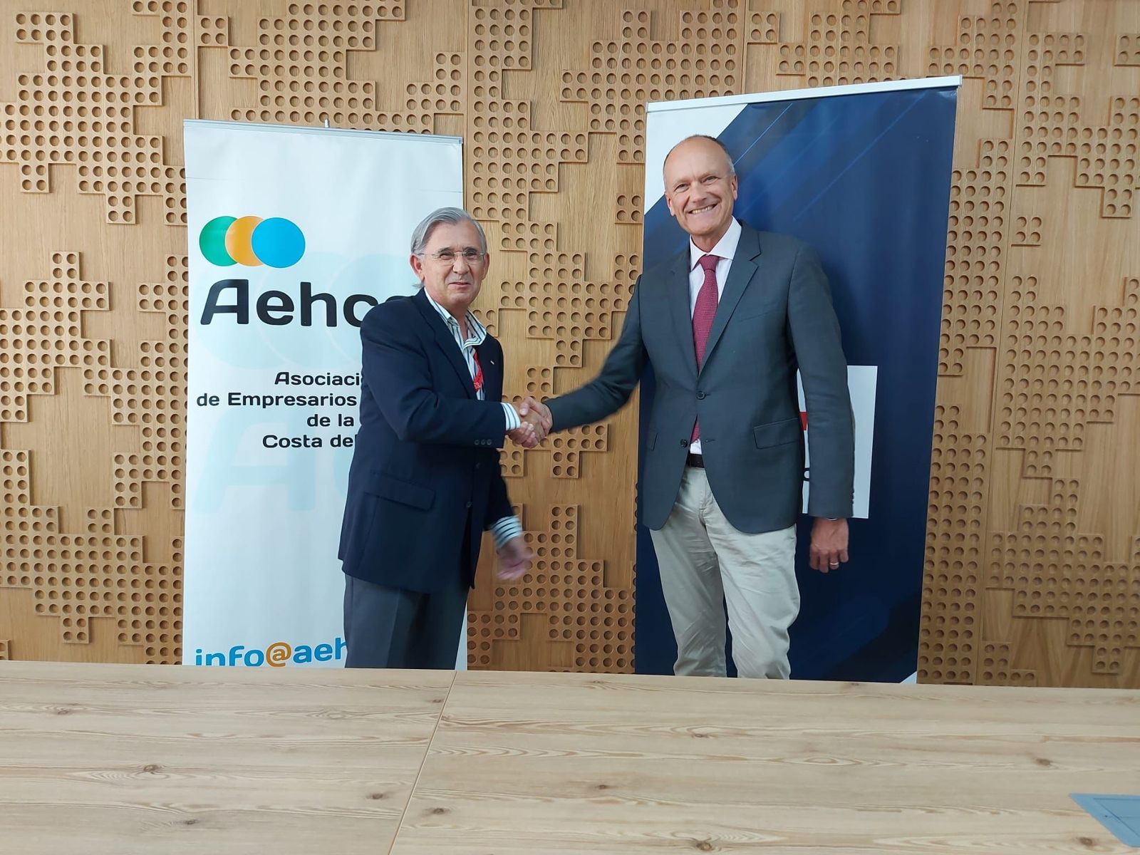 Acto para sellar el acuerto entre Aehcos y Cruz Roja para mejorar la empleabilidad de las personas más vulnerables.