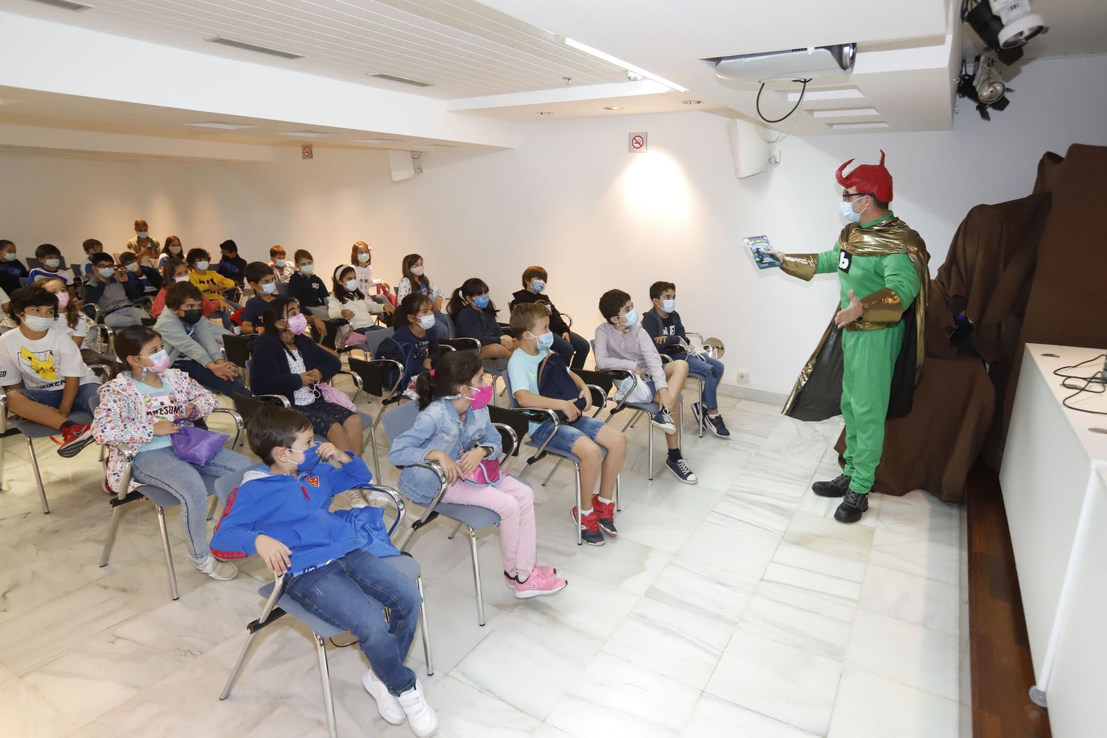 El superhéroe Biblos enseña a los niños el valor de las bibliotecas en Huelva