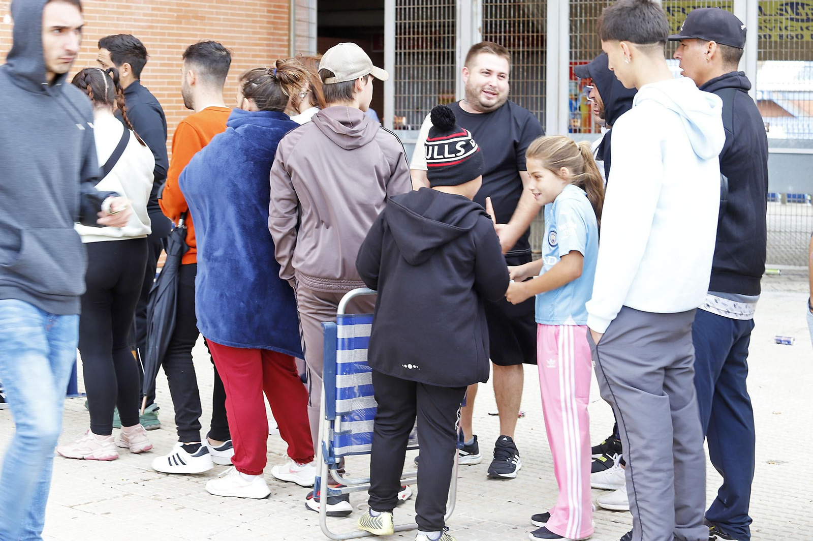 Largas colas para comprar las últimas entradas de la final del Recreativo de Huelva