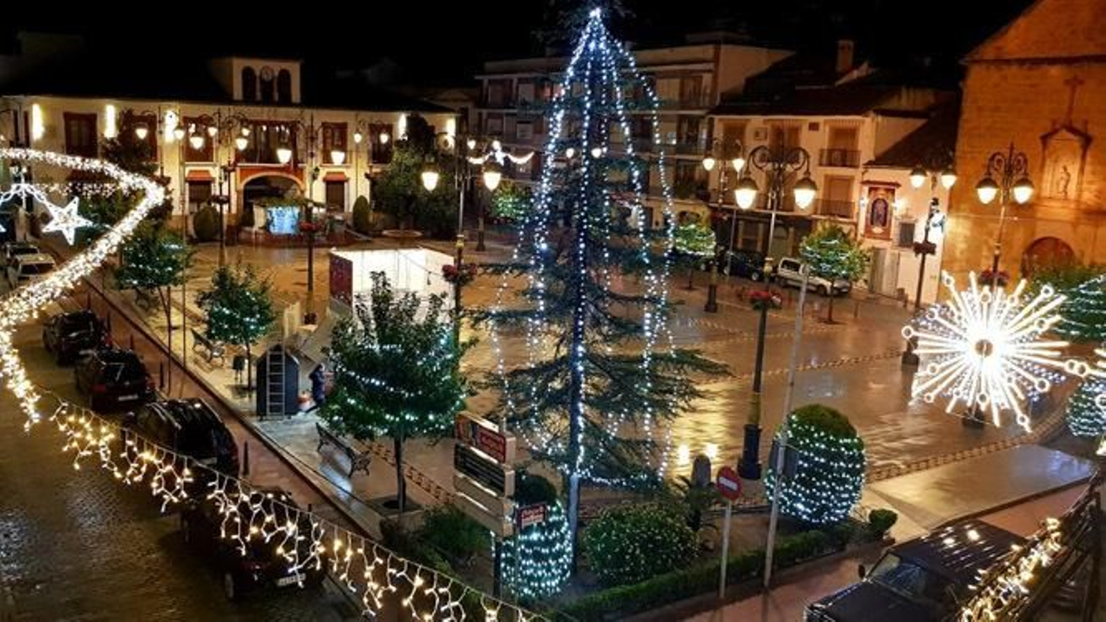 Alumbrado de Navidad en la Plaza de la Constitución de Benamejí.