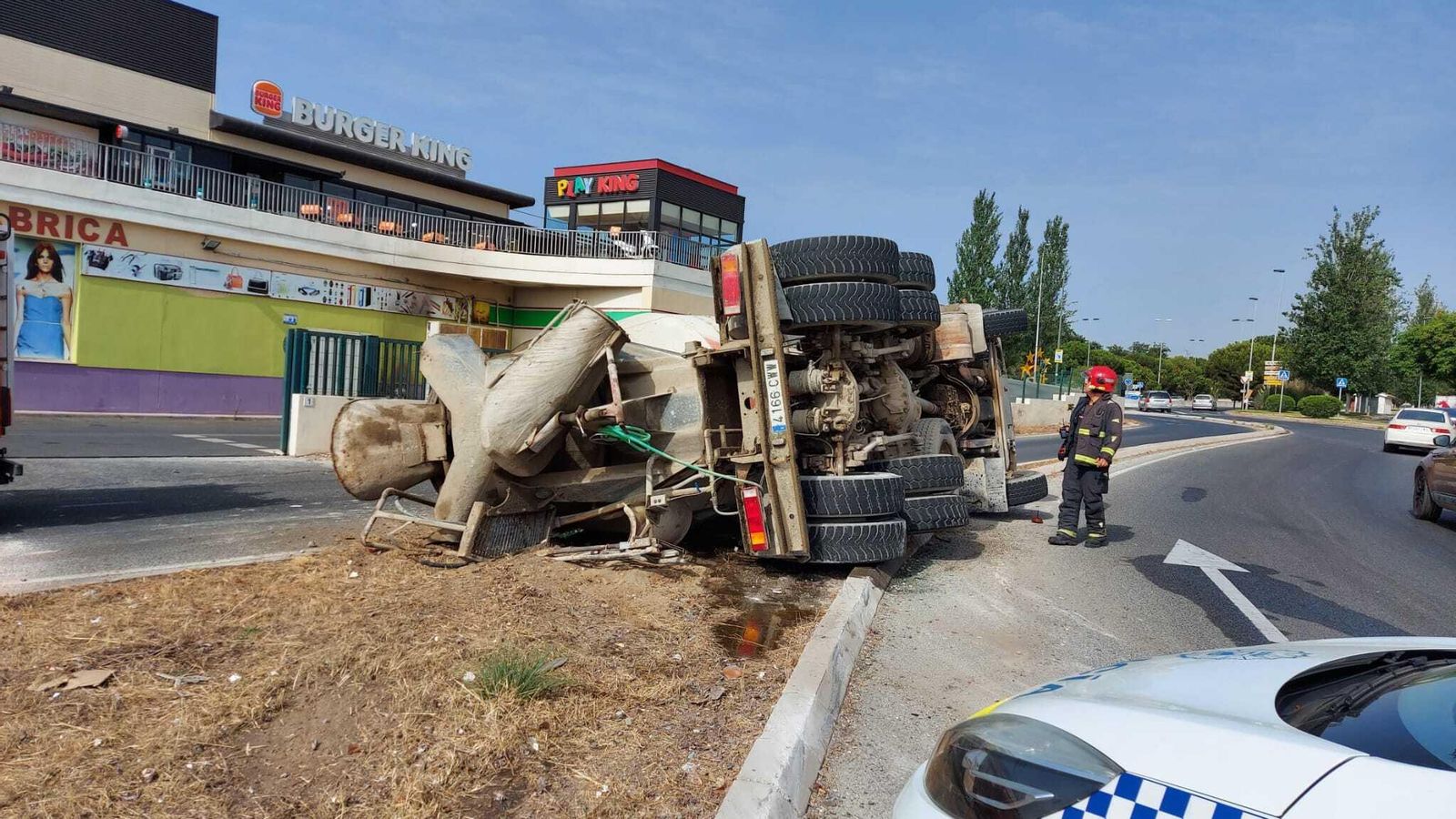 Accidente del camión en el acceso a Churriana por la MA-21. Accidente del camión en el acceso a Churriana por la MA-21.