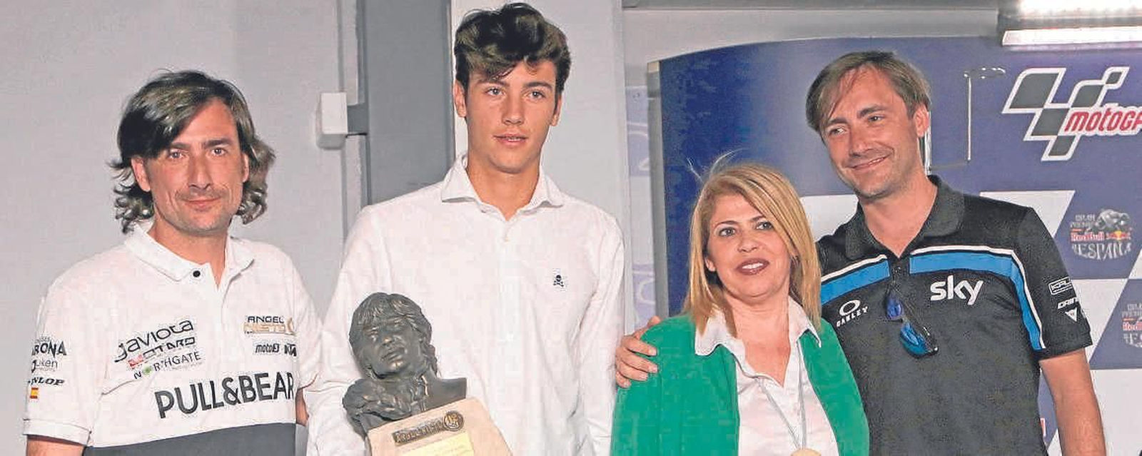 Gelete, Hugo y Pablo Nieto posan junto a la alcaldesa, Mamen Sánchez.