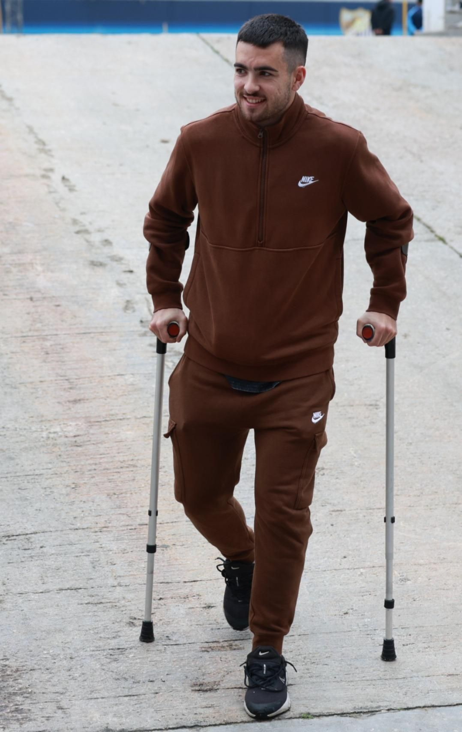 Ramón Enríquez: El capitán reaparece en muletas y sonriente