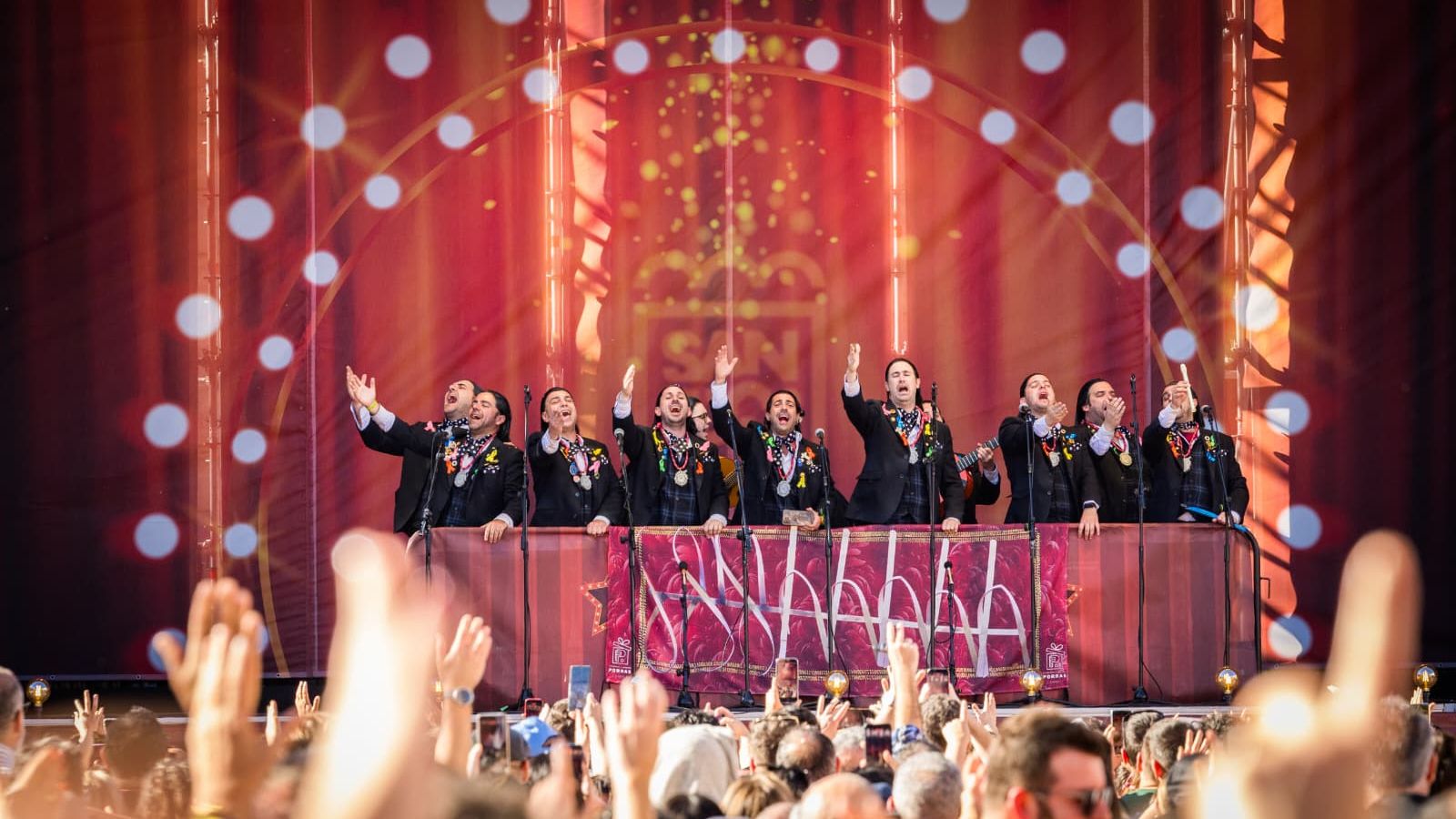 La chirigota del Bizcocho, durante su actuación en la plaza del Rey de San Fernando