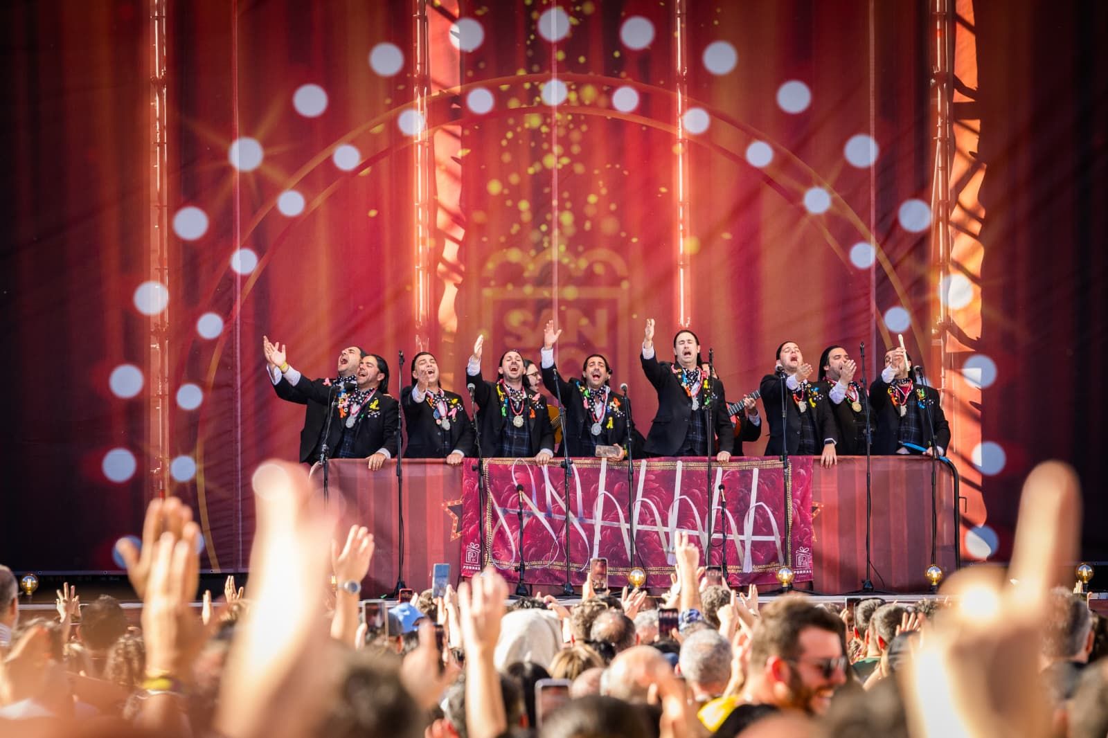 La chirigota del Bizcocho, durante su actuación en la plaza del Rey de San Fernando