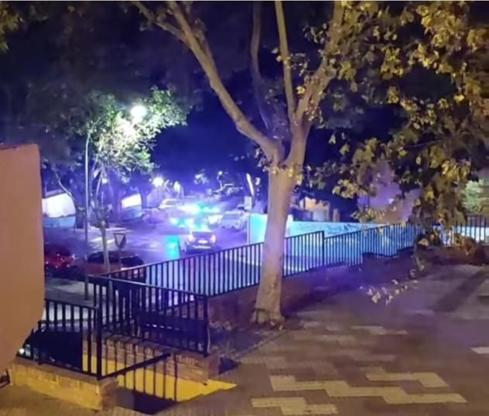 Efectivos en el incendio en el estadio de fútbol de Marbella.