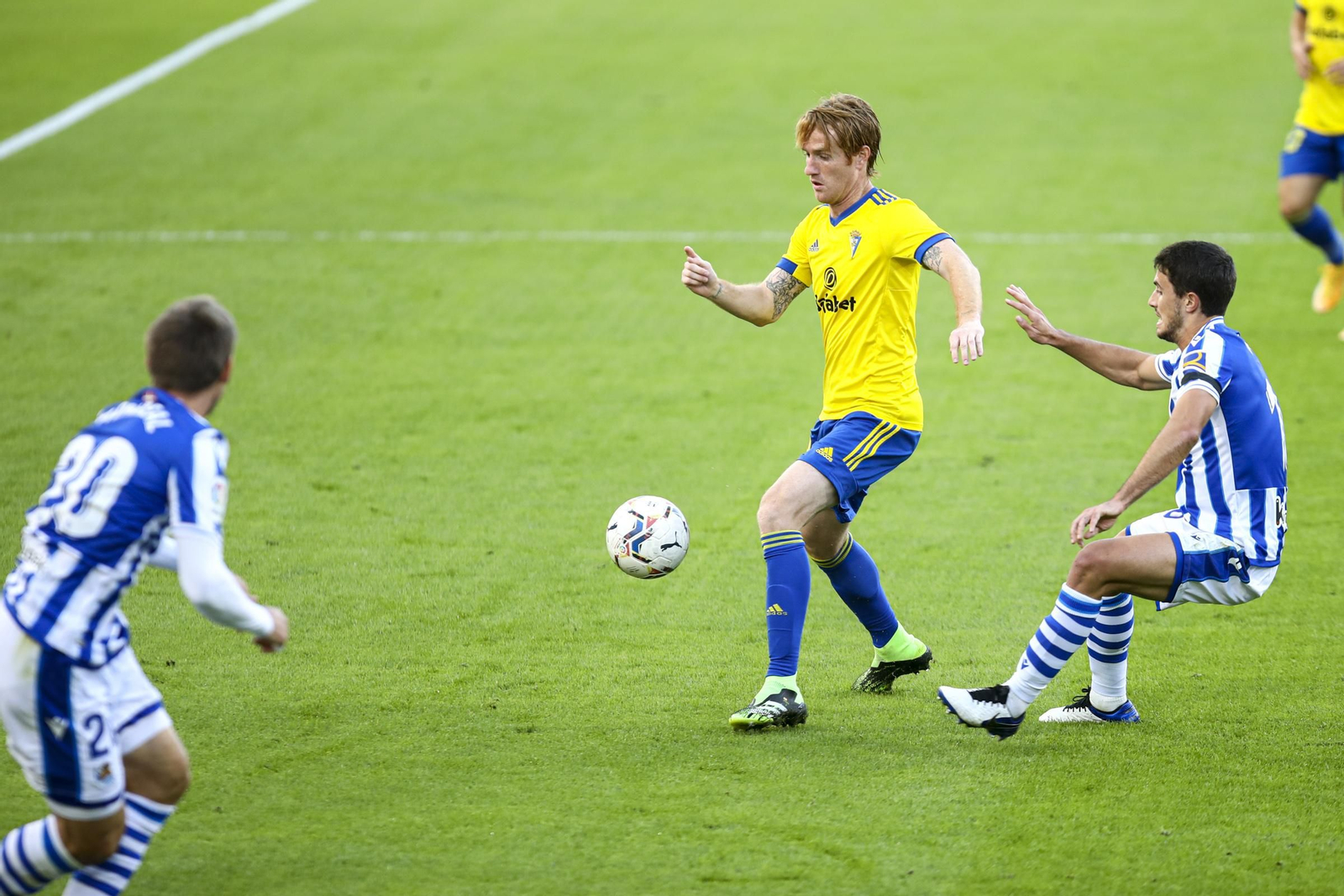 Álex Fernández, con el balón ante un jugador de la Real.