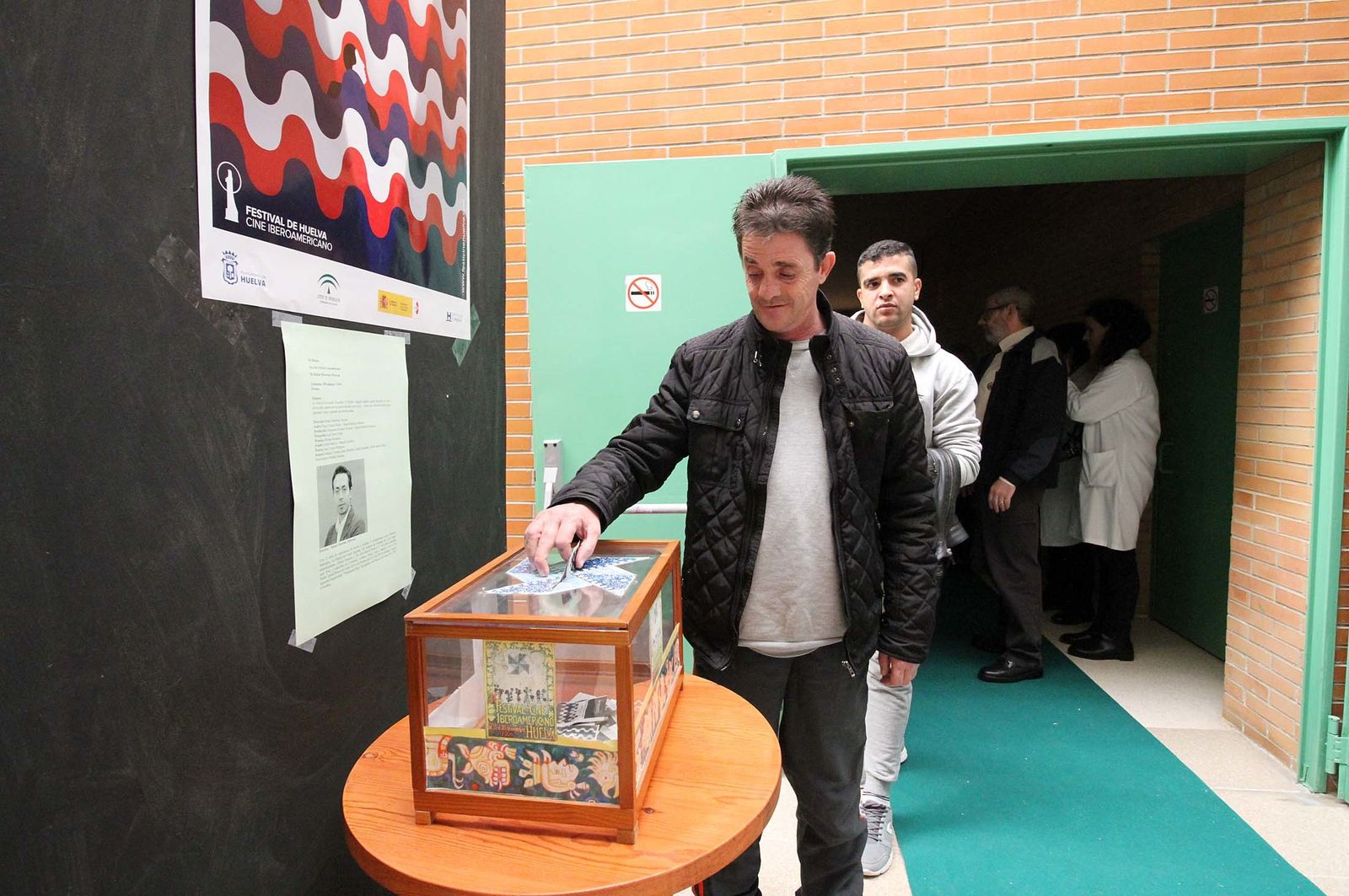 "El Piedra" visita la cárcel de Huelva, en imágenes