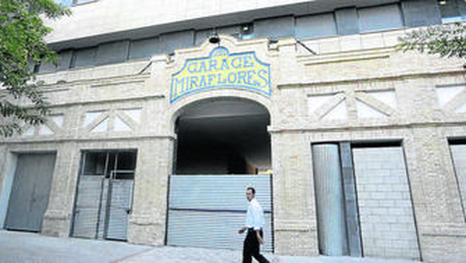 Fachada principal del Garaje de Miraflores, ayer por la tarde.