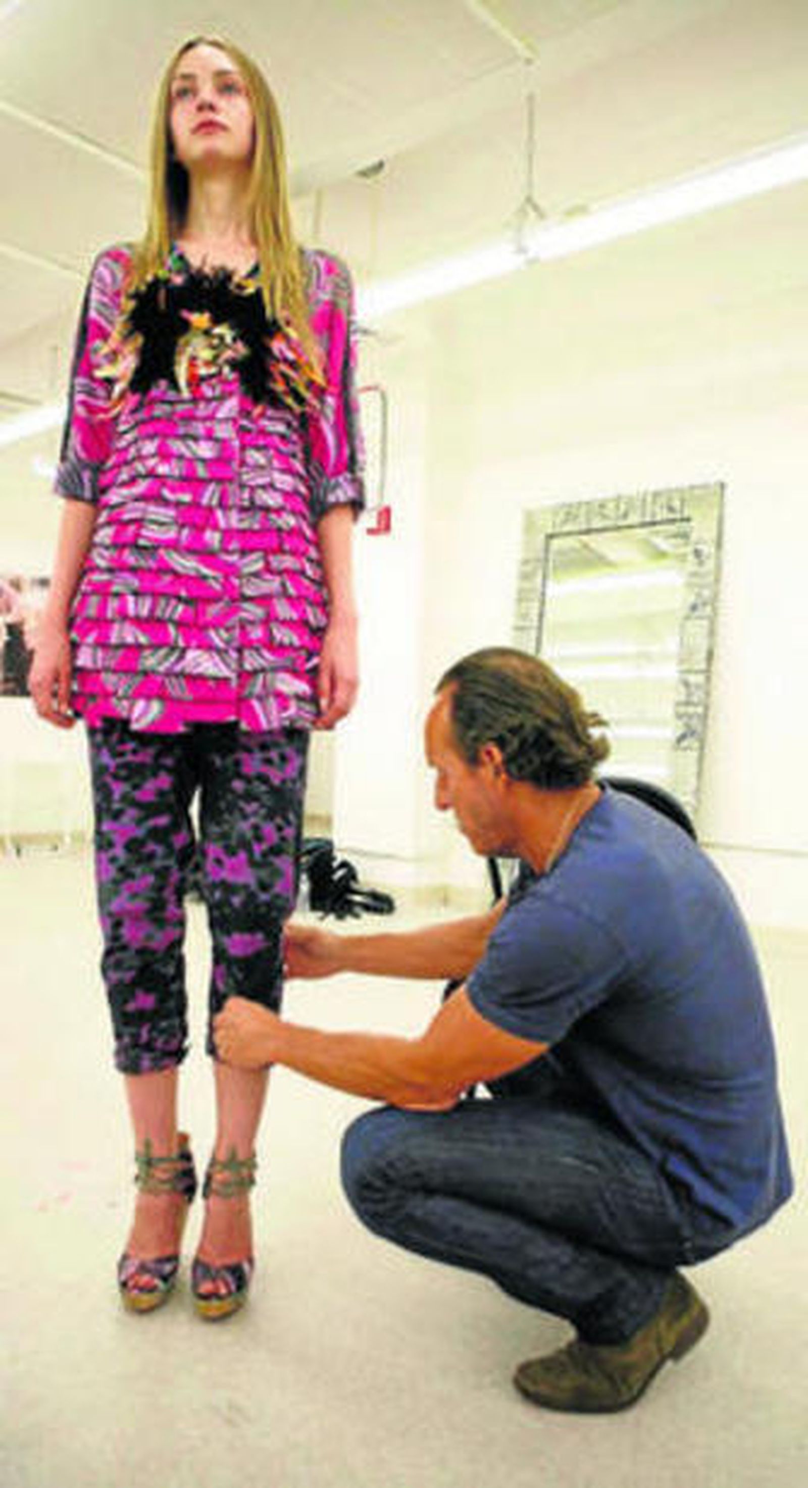 El universo de Custo Barcelona. Custo Dalmau ultima en su taller algunas de las prendas que desde hoy se exponen en el Museo de Carruajes de Sevilla.