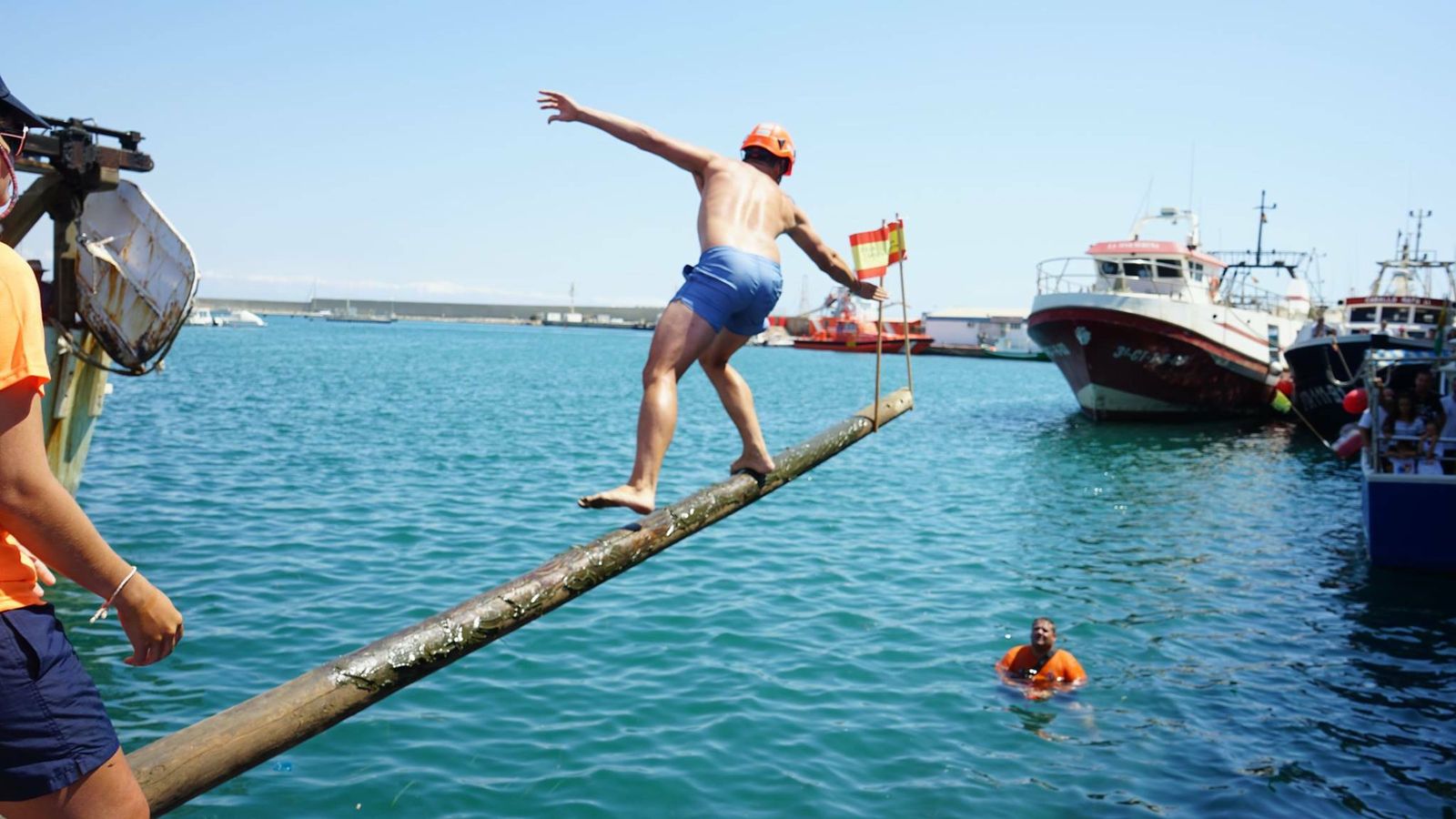 Tradicional cucaña en el puerto de Garrucha,