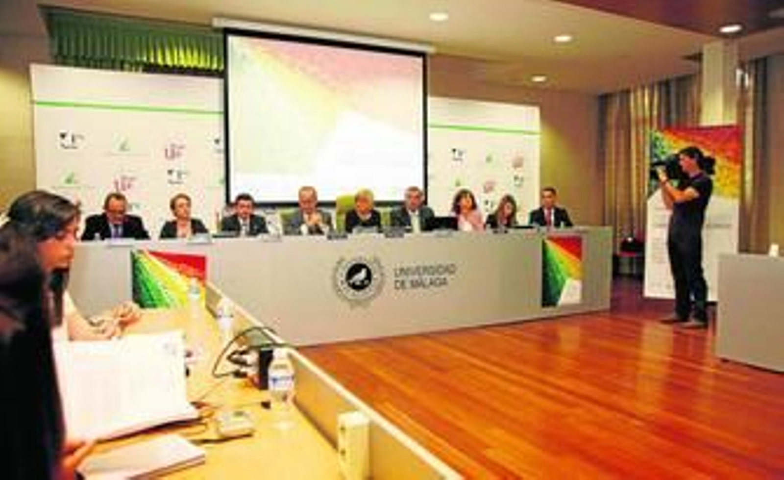 Adelaida de la Calle presidió la rueda de prensa de los cursos de verano de la UMA celebrada ayer en el Rectorado.