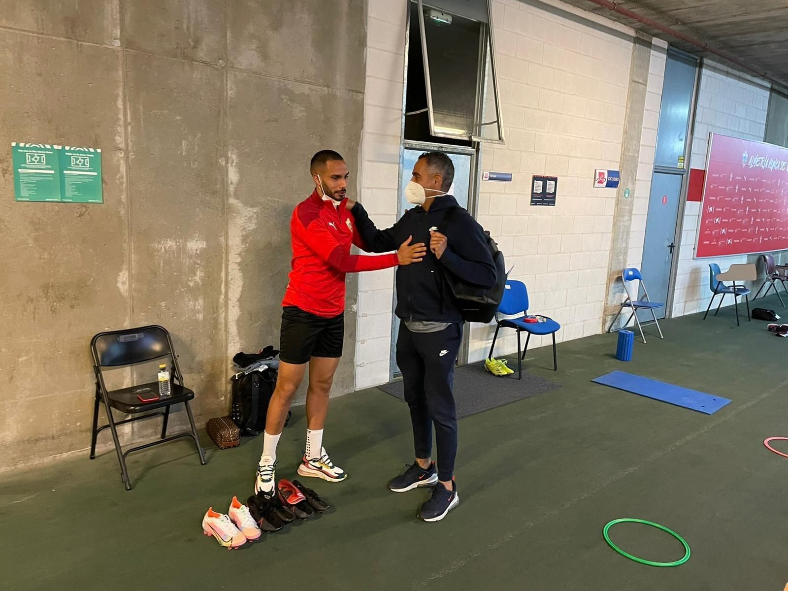 Gomes saluda a Schettine el día de su incorporación a los entrenamientos