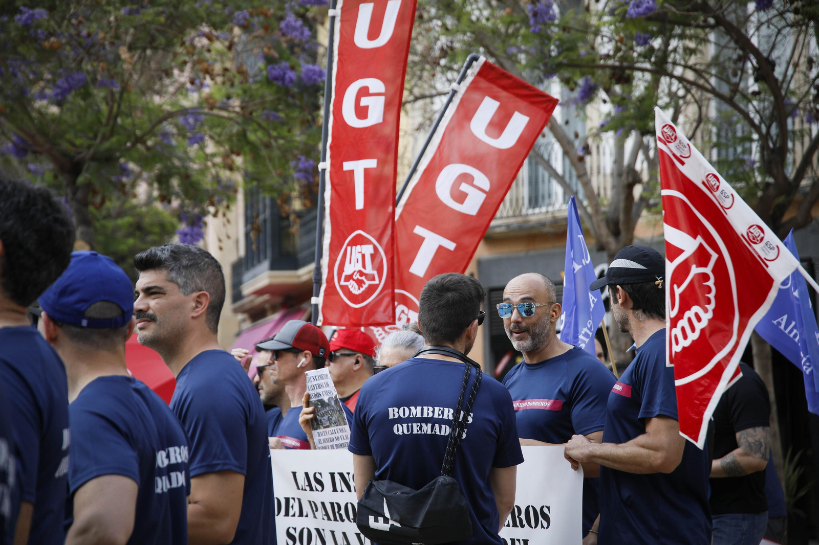Manifestación de los bomberos quemados de Almería, en imágenes