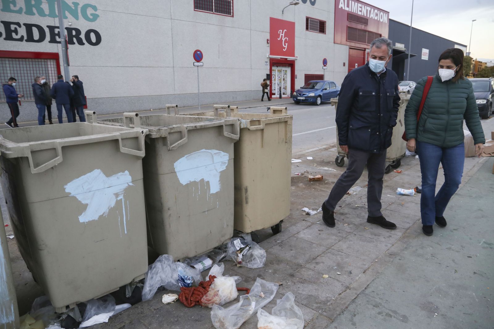 Sanz pide más policías y limpieza en la barriada de San Antonio