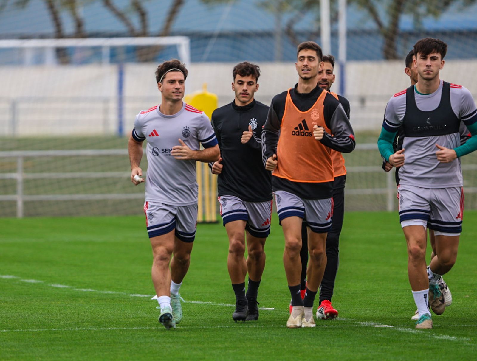 Entrenamiento del Recre con la incorporación de nuevos jugadores, en fotografías