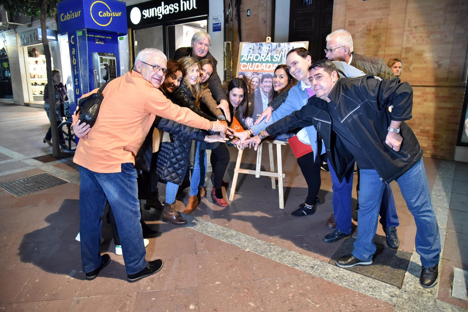 Pegada de carteles en el inicio de la campaña electoral a las elecciones andaluzas