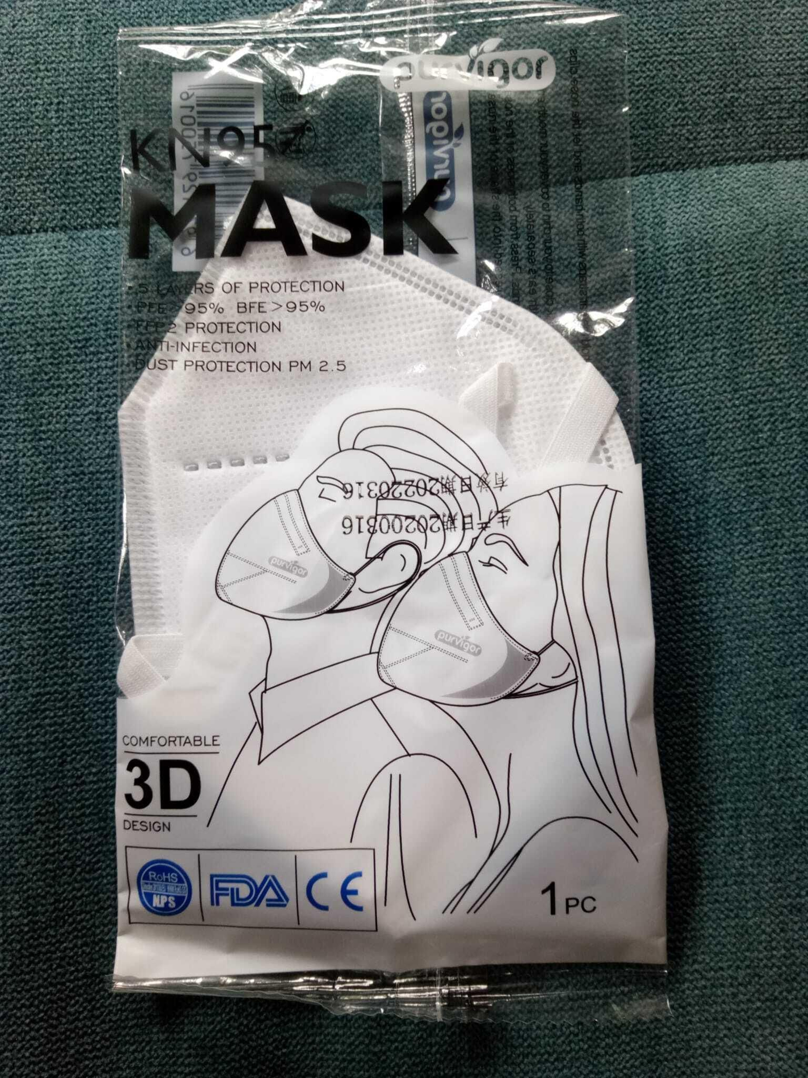 Una de las mascarillas defectuosas repartidas en el Campo de Gibraltar