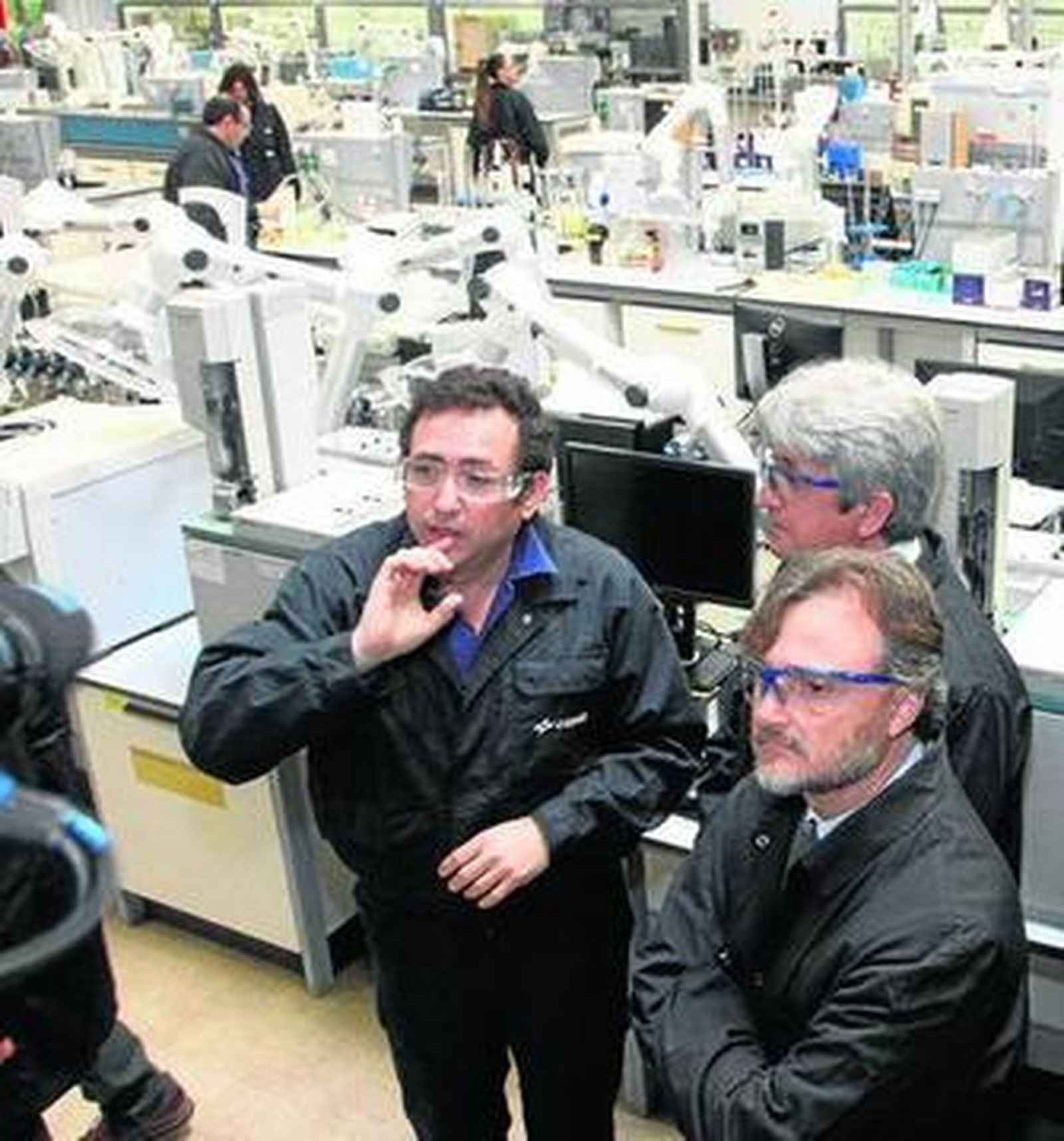 El consejero de Medio Ambiente, José Fiscal, y el director de la refinería La Rábida, José Antonio Agüera, atienden a las explicaciones del responsable del Laboratorio de Cepsa en Palos, Antonio Barrón, durante la visita de ayer.