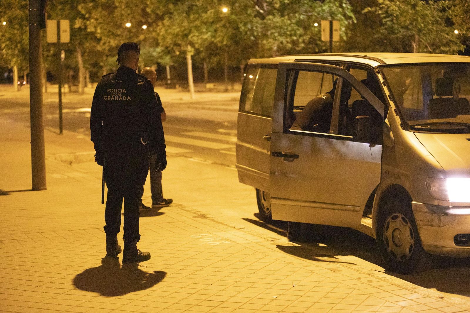 Un agente de la Policía Local de Granada inspecciona una furgoneta
