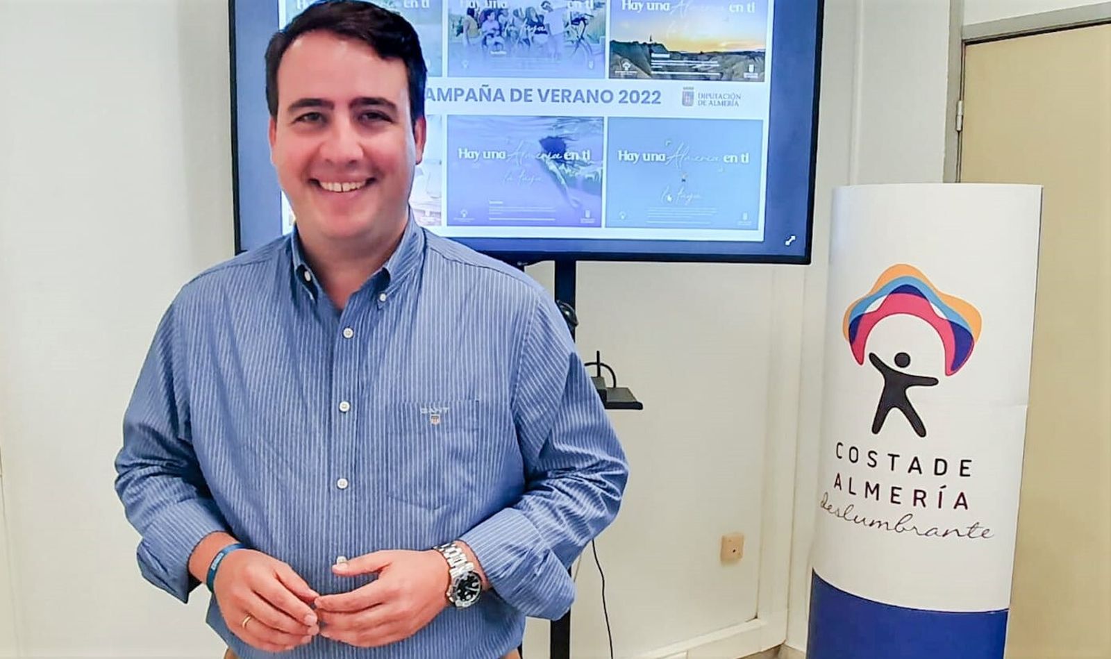 El diputado Fernando Giménez con la imagen promocional de Hay una Almería en ti.