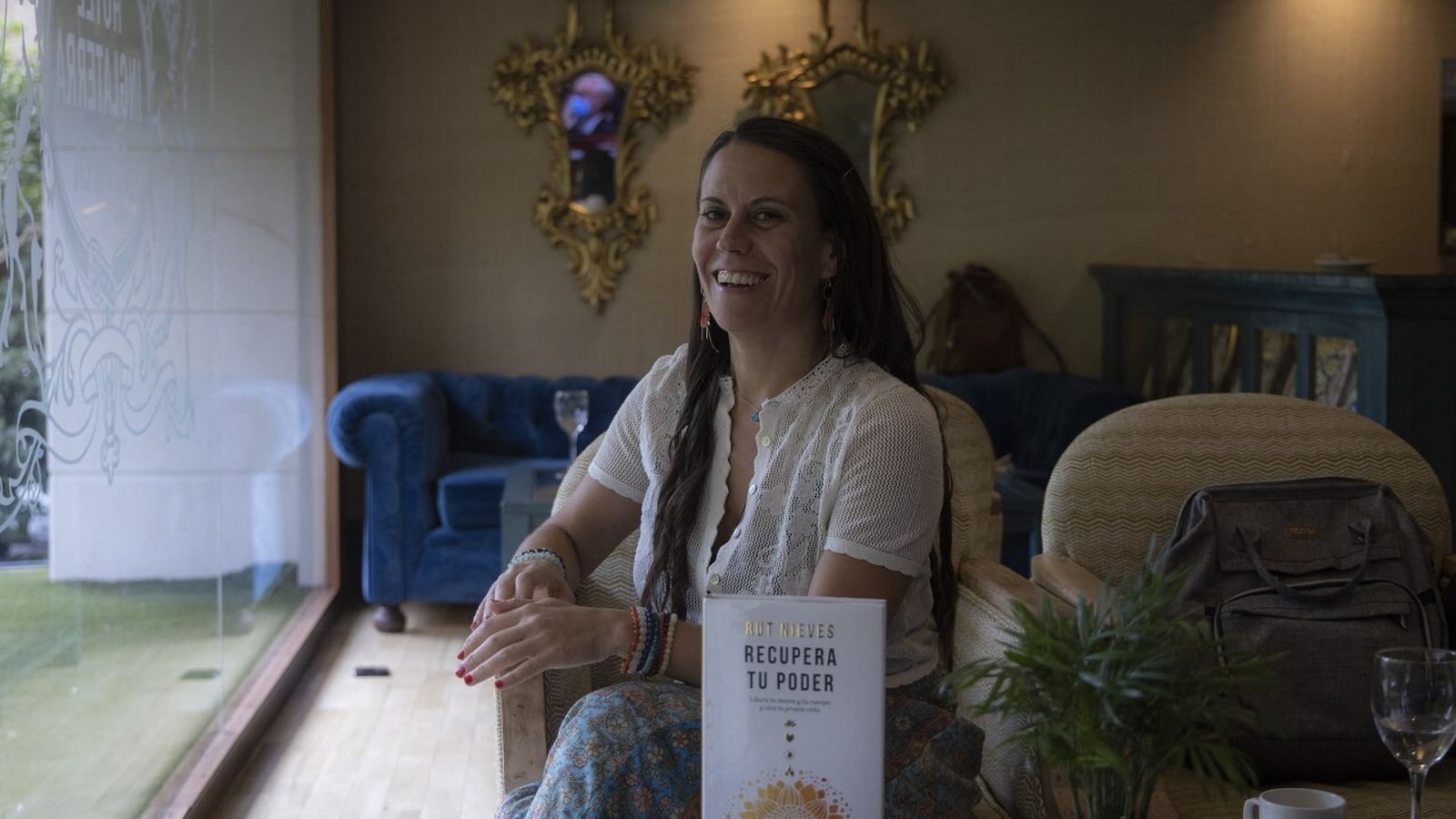 Rut Nieves muestra su nuevo libro que acaba de publicar.