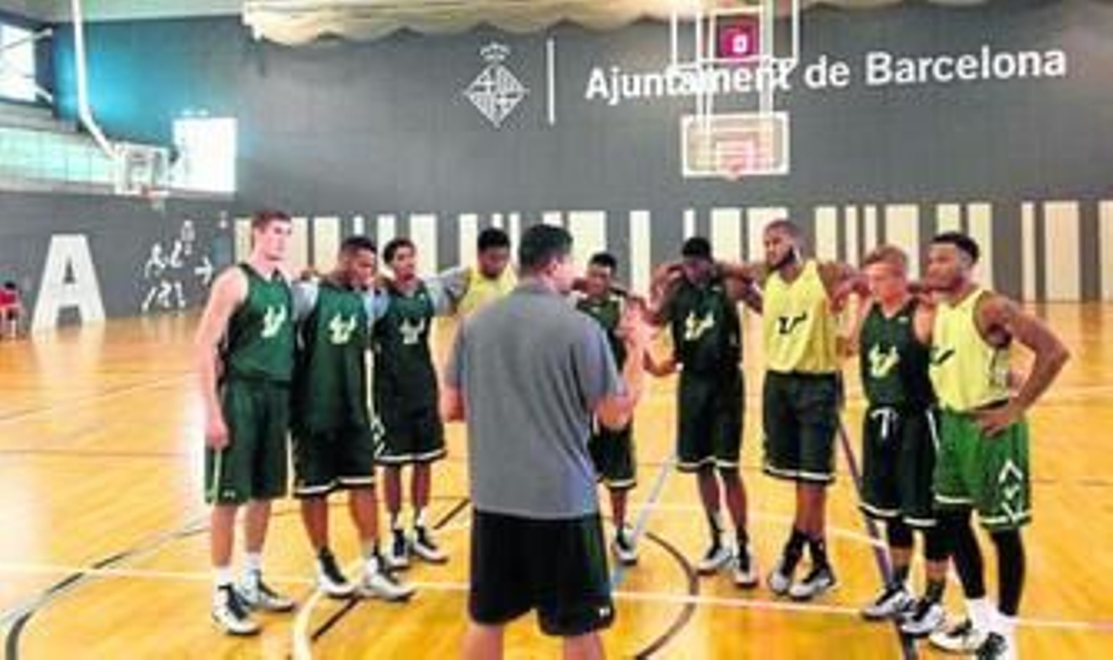 Los jugadores de South Florida, con Guerrero a la izquierda.