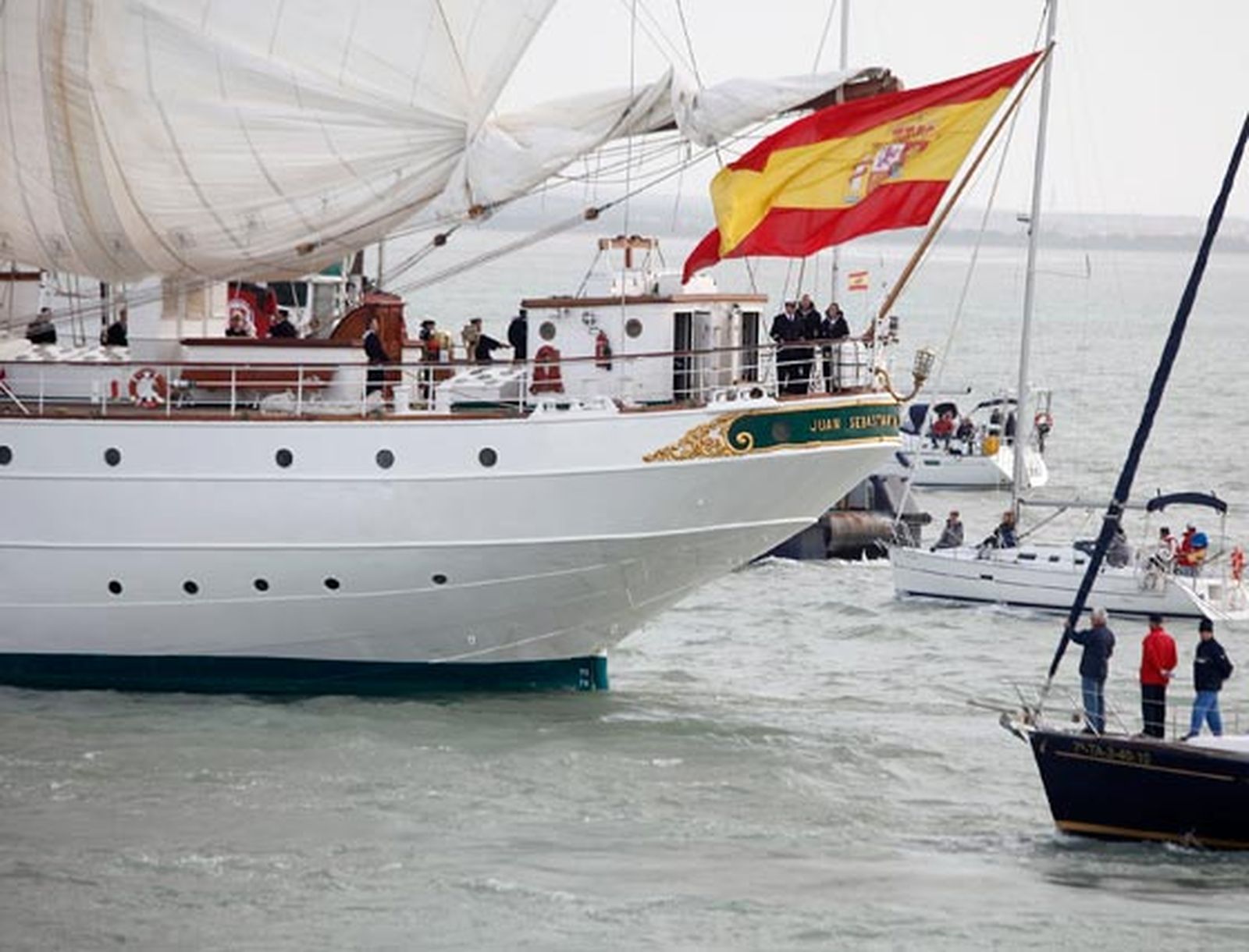 El Buque Escuela de la Armada 'Juan Sebastián de Elcano' sale de los muelles de Cádiz para iniciar su LXXXII crucero de instrucción

Foto: Jesus Marin