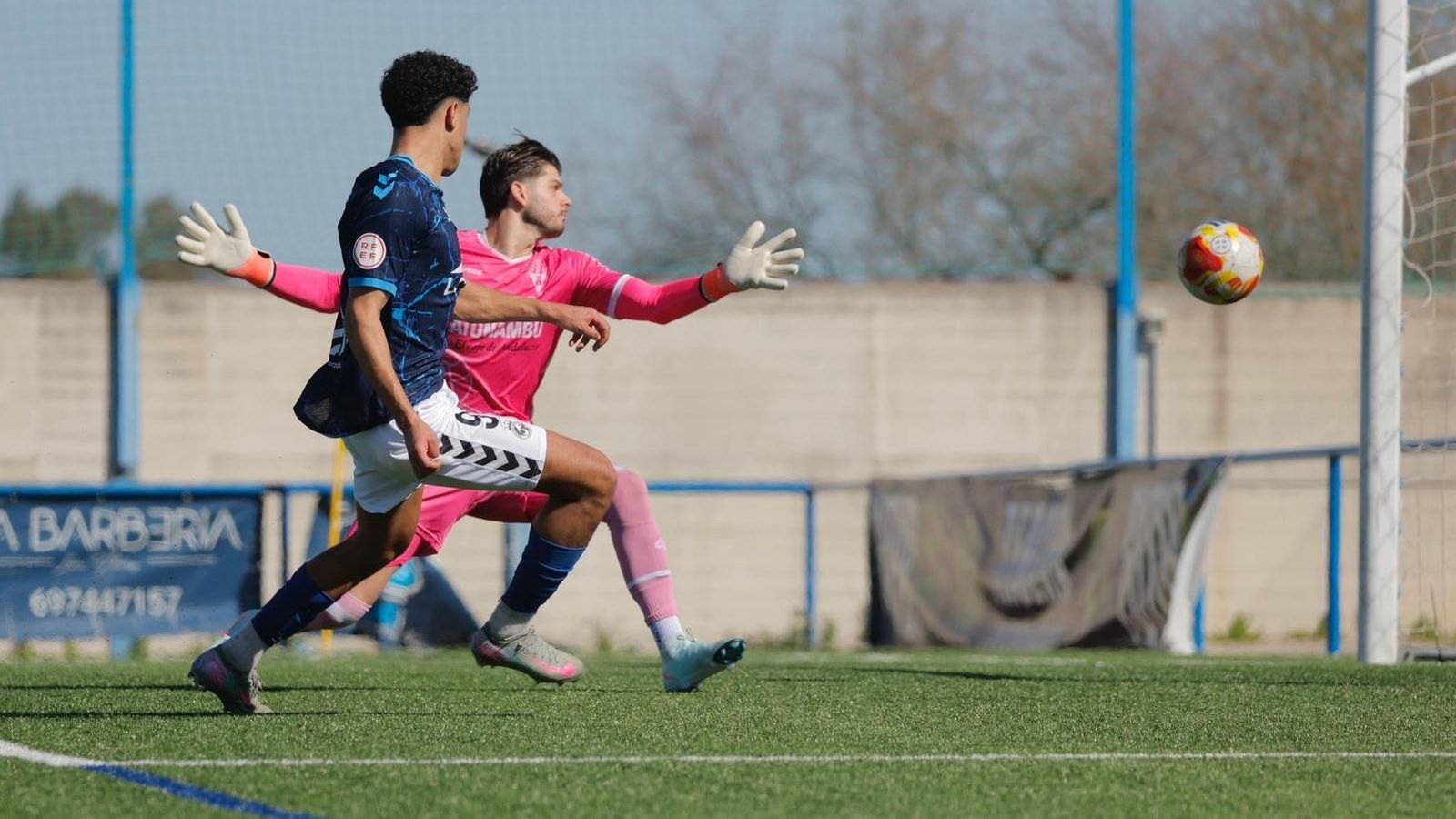 El lanzamiento de Zaki supera al meta Fernando y se marcha camino al marco para establecer el 1-1