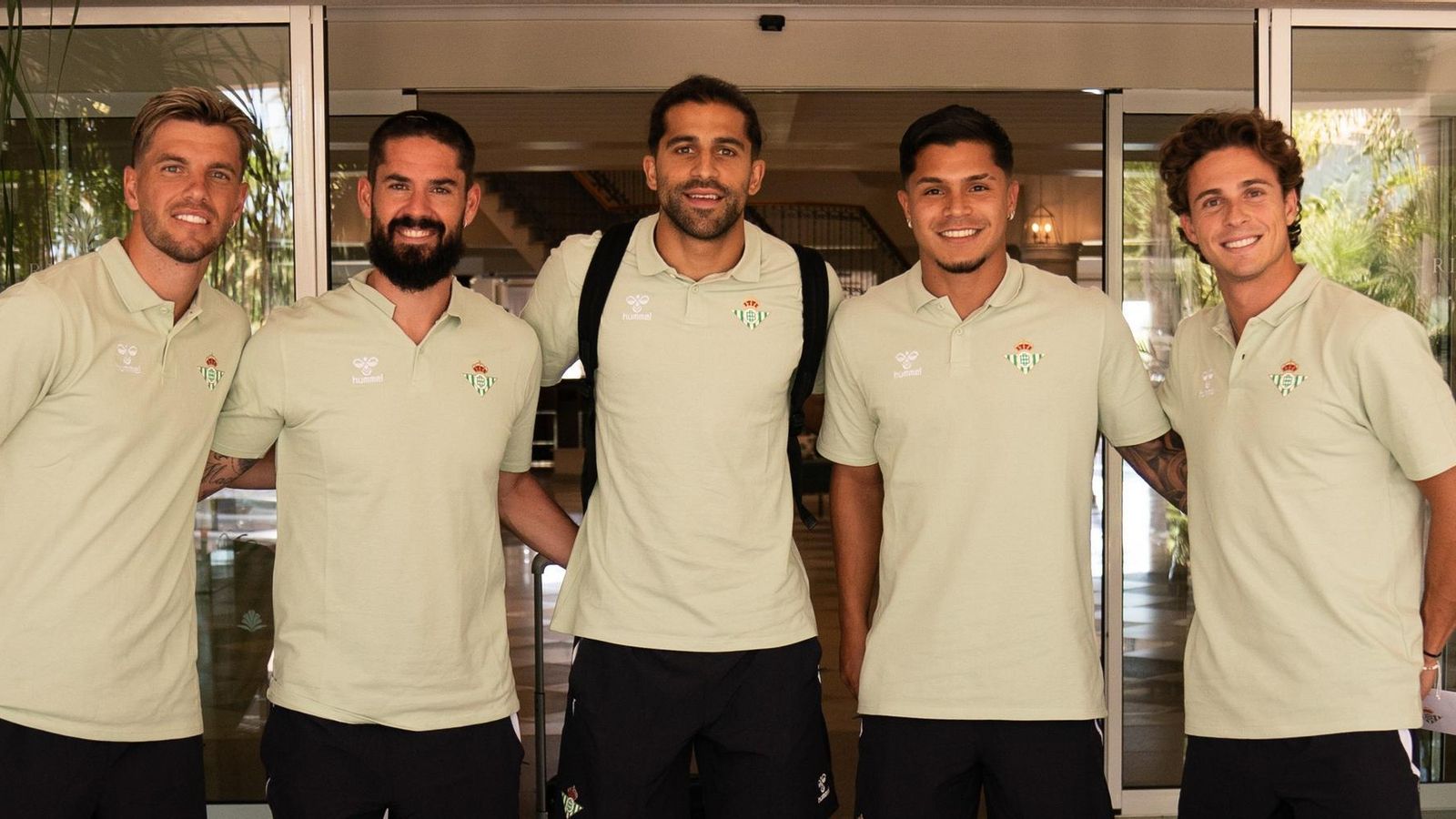 Lo Celso, Isco, Ricardo Rodríguez, Cucho Hernández y Riquelme, a su llegada a la concentración de Almancil.