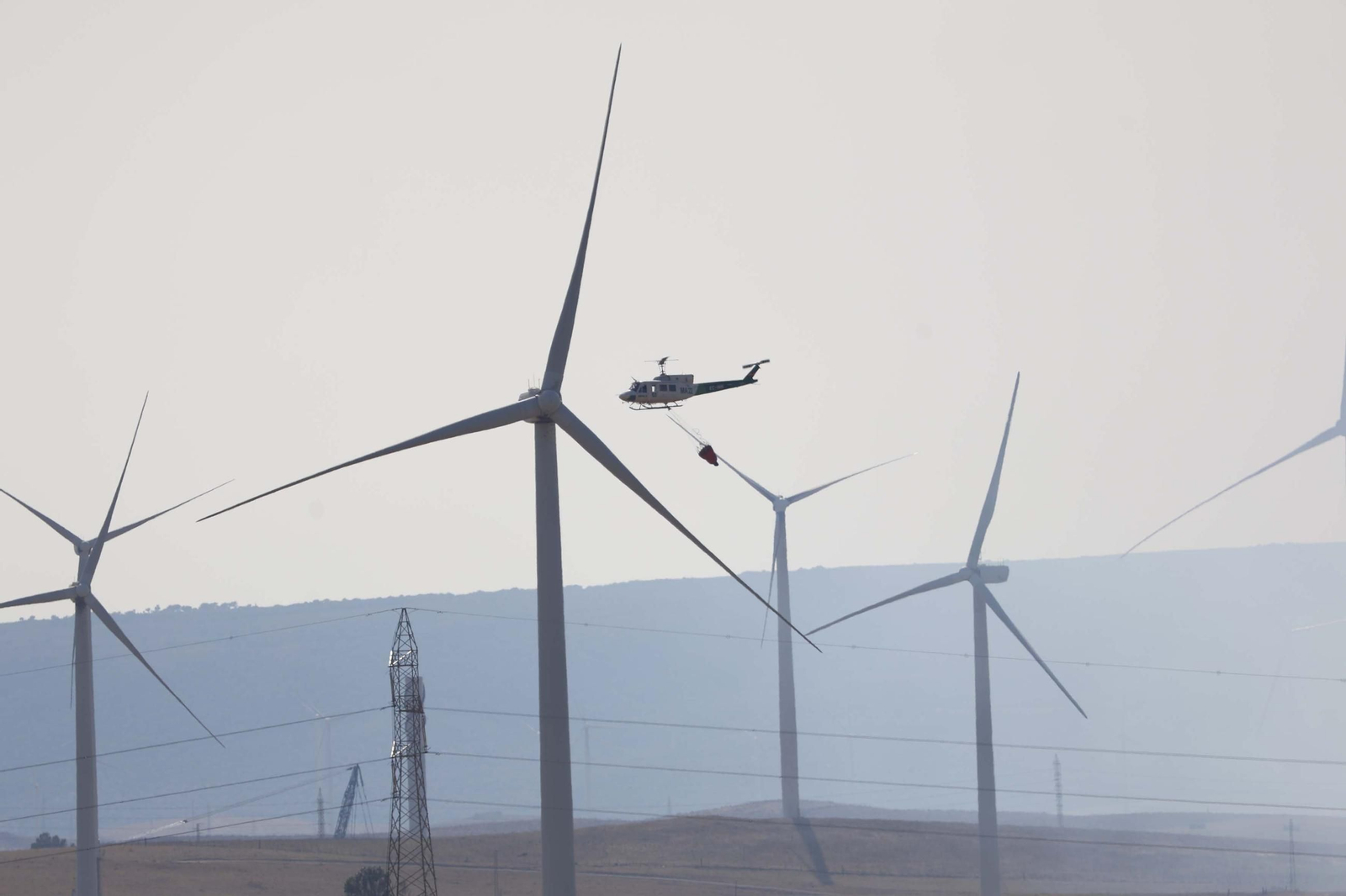 Un helicóptero sobrevuela la zona del incendio, el jueves.