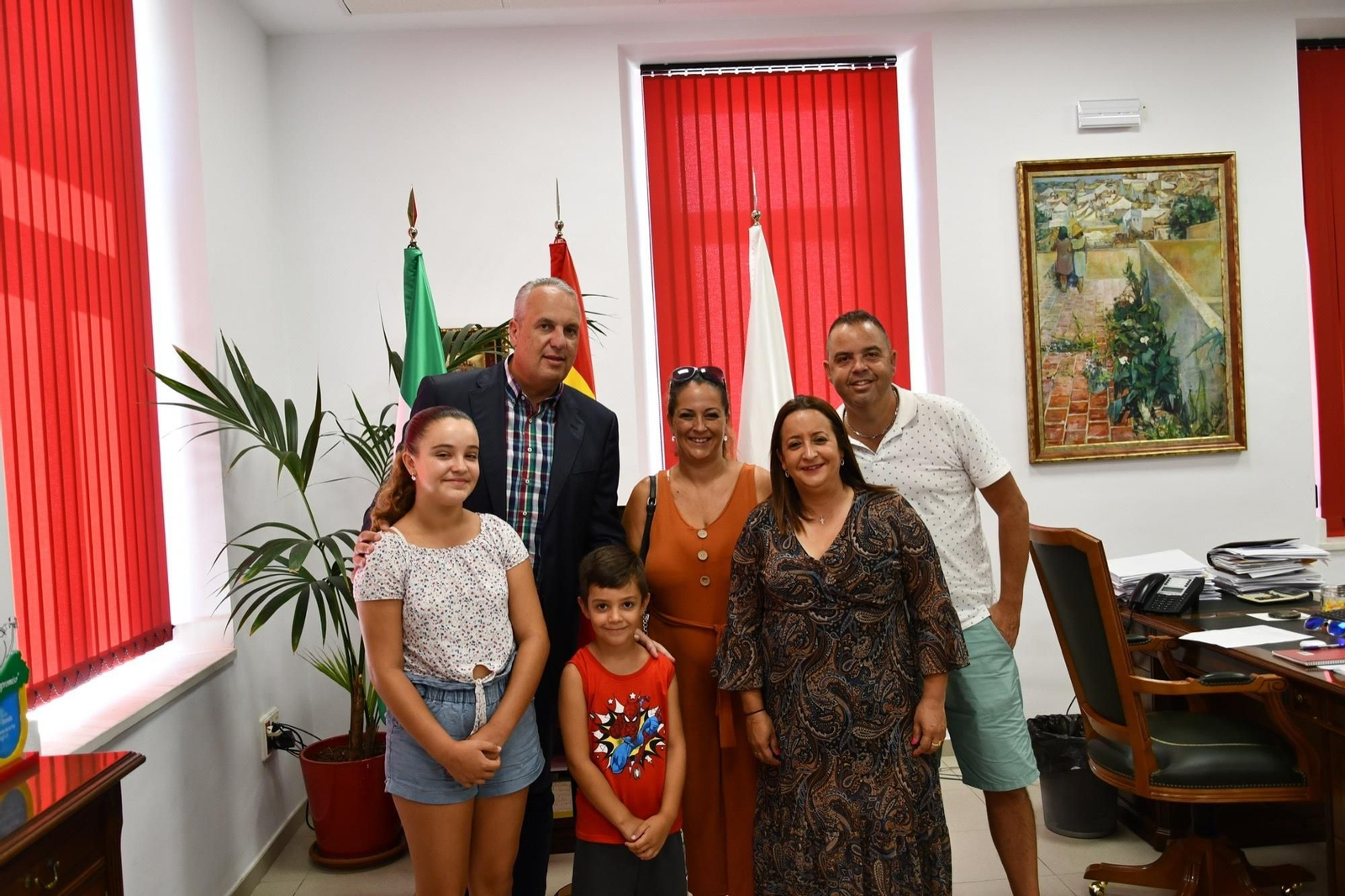 Triana Jiménez junto a su familia , el alcalde sanroqueño y  la concejal de Fiestas y Tradiciones