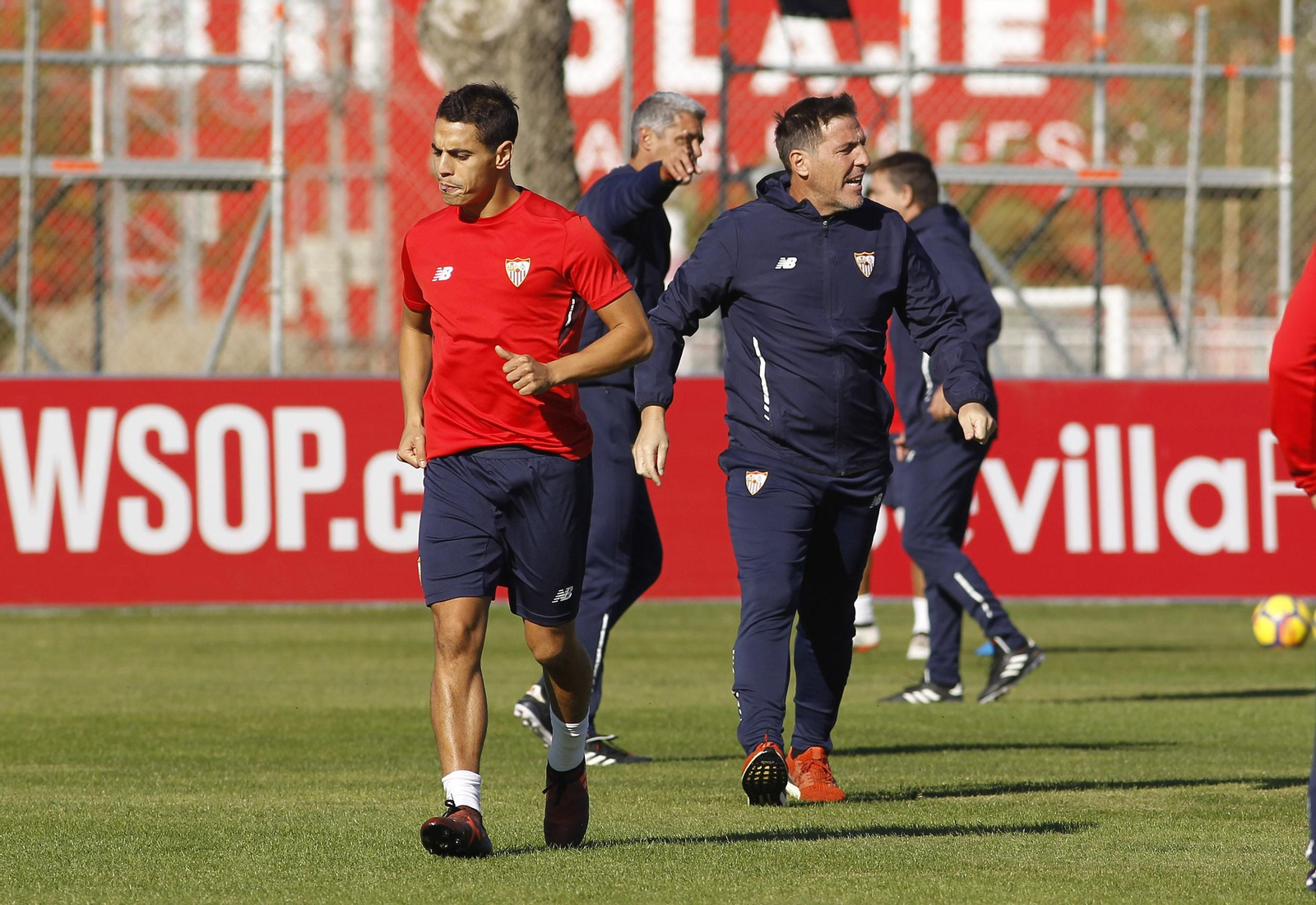Ben Yedder inicia una carrera mientras Berizzo da órdenes tras él.