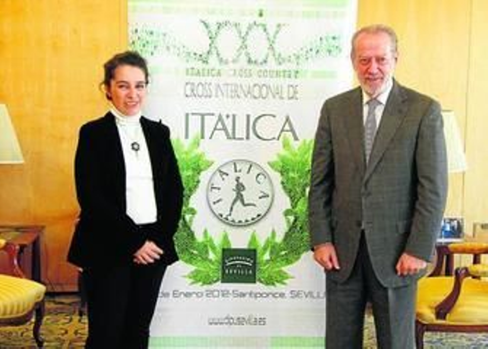 Beatriz Sánchez y Fernando Rodríguez Villalobos posan con el cartel de la XXX edición del Cross de Itálica.