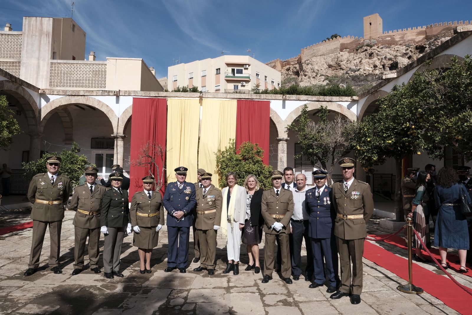 Foto de familia final, con las autoridades y personal distinguido en el acto castrense.