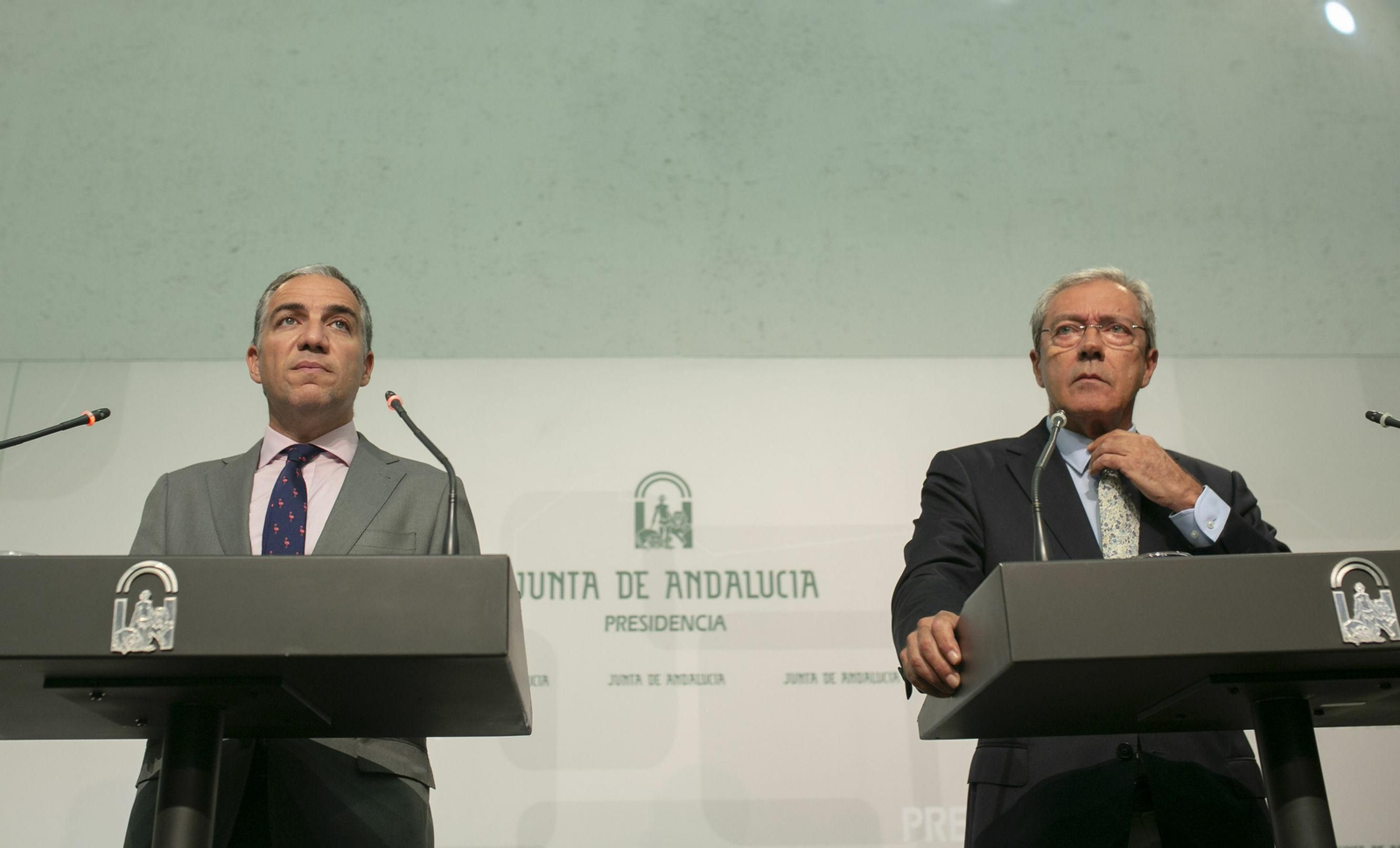 Los consejeros Rogelio Velasco y Elías Bendodo.