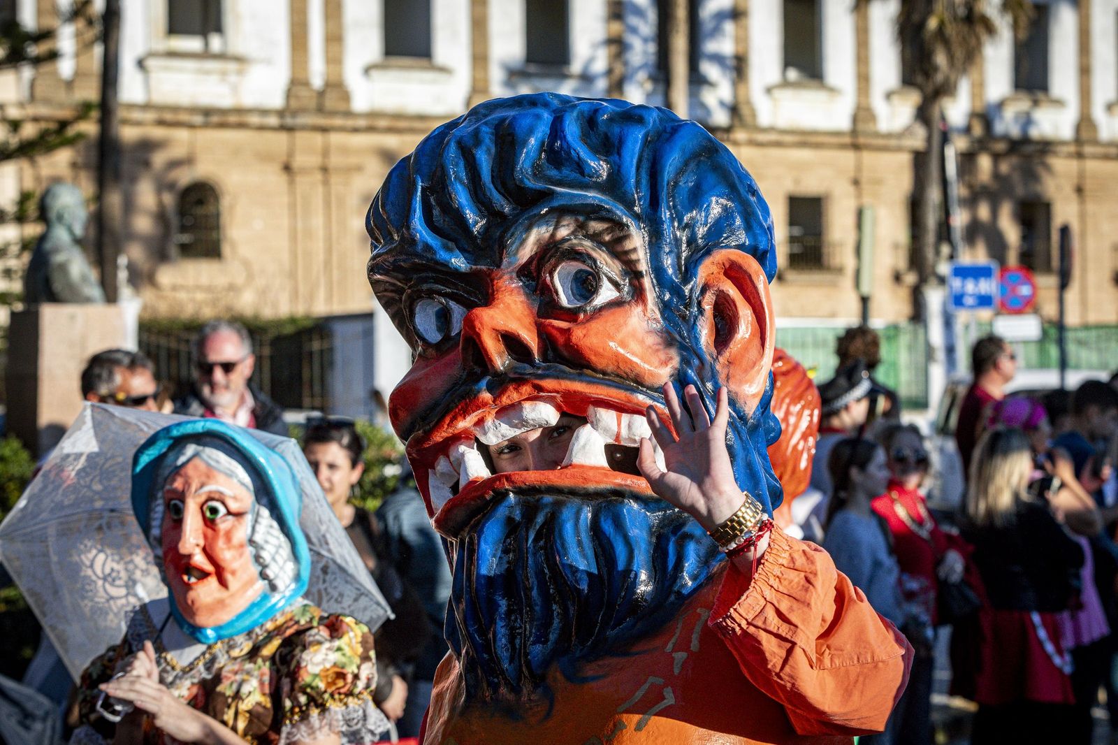 Las mejores imágenes de la Cabalgata del Humor del Carnaval de Cádiz 2026