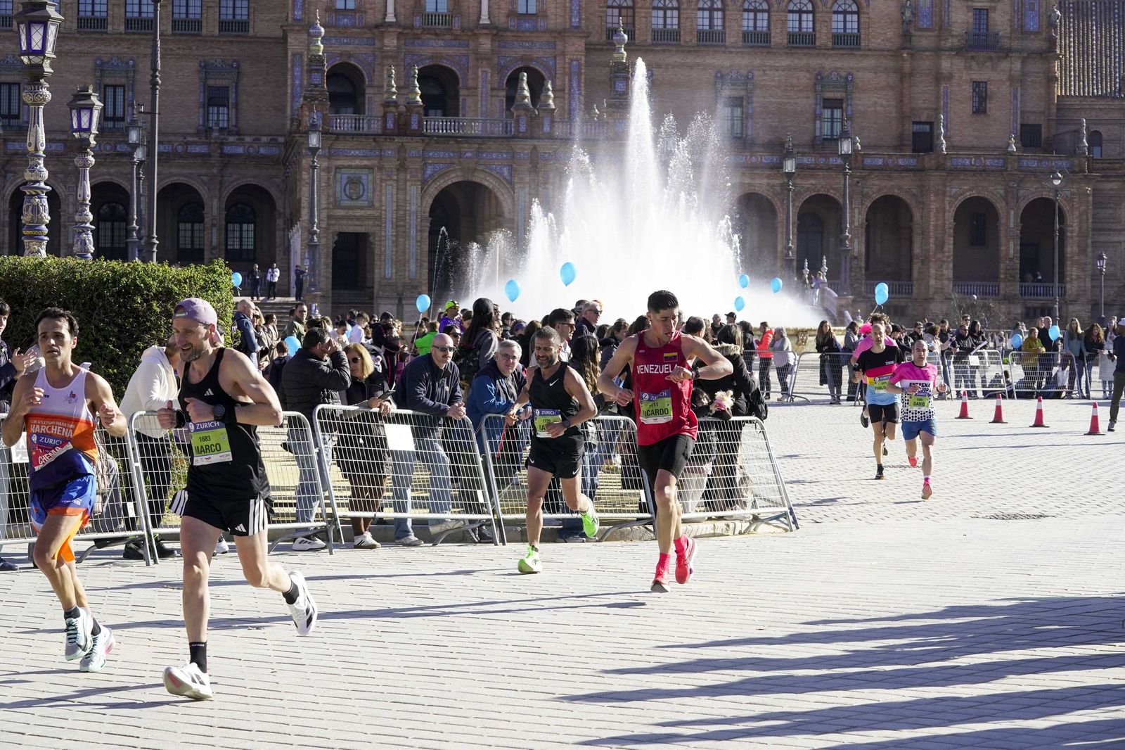 El Zúrich Maraton de Sevilla 2026 en la Plaza de España, galería 1