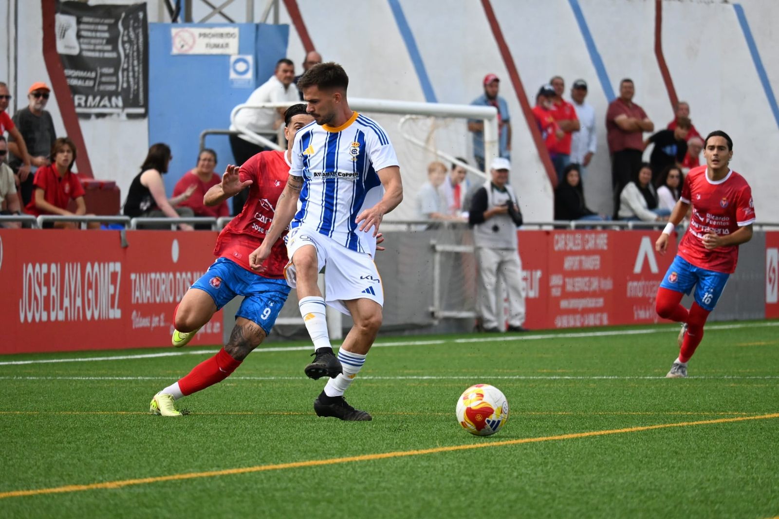 Un lance del partido de la primera vuelta.