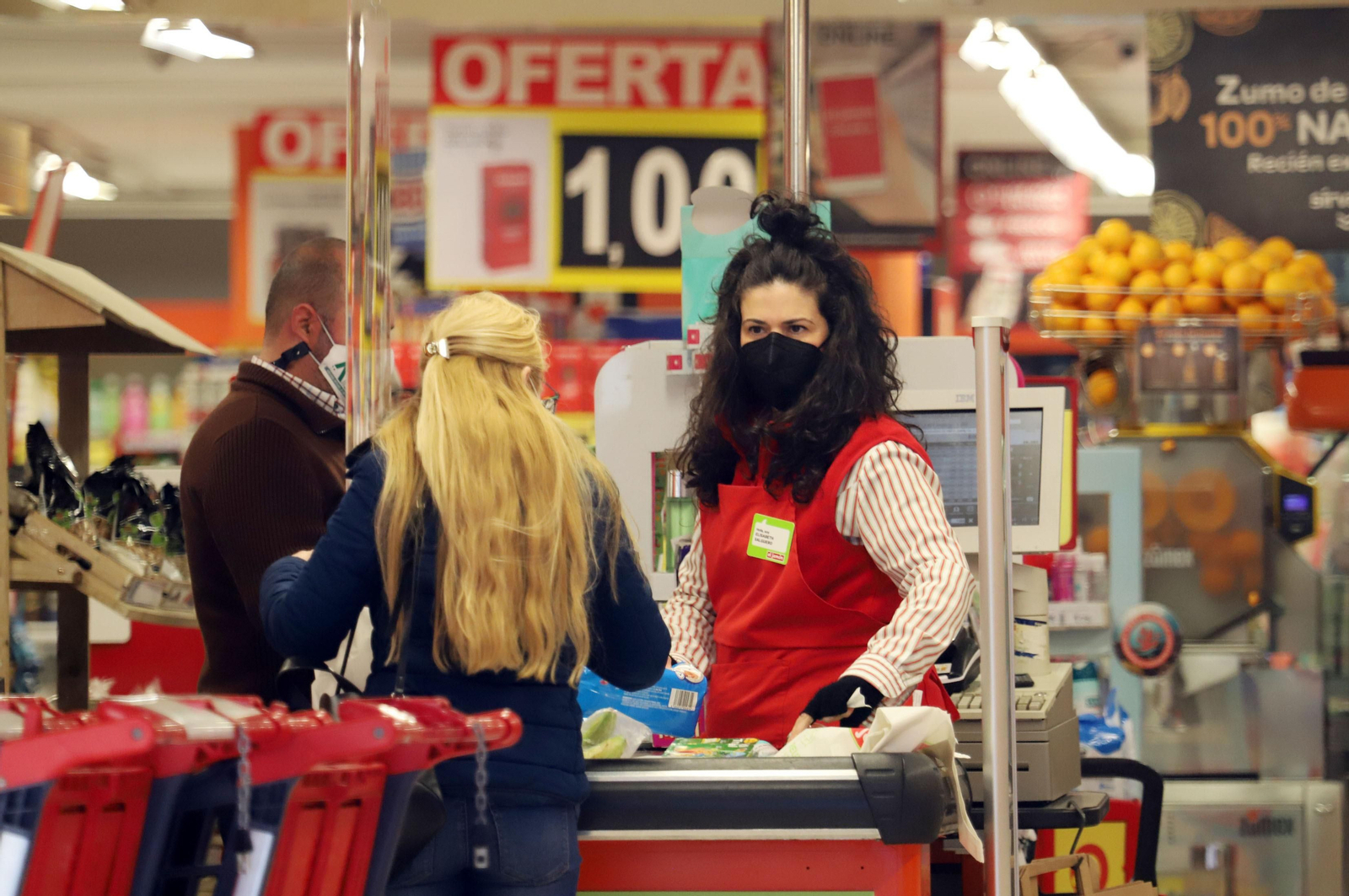 Una mujer trabaja en un supermercado.